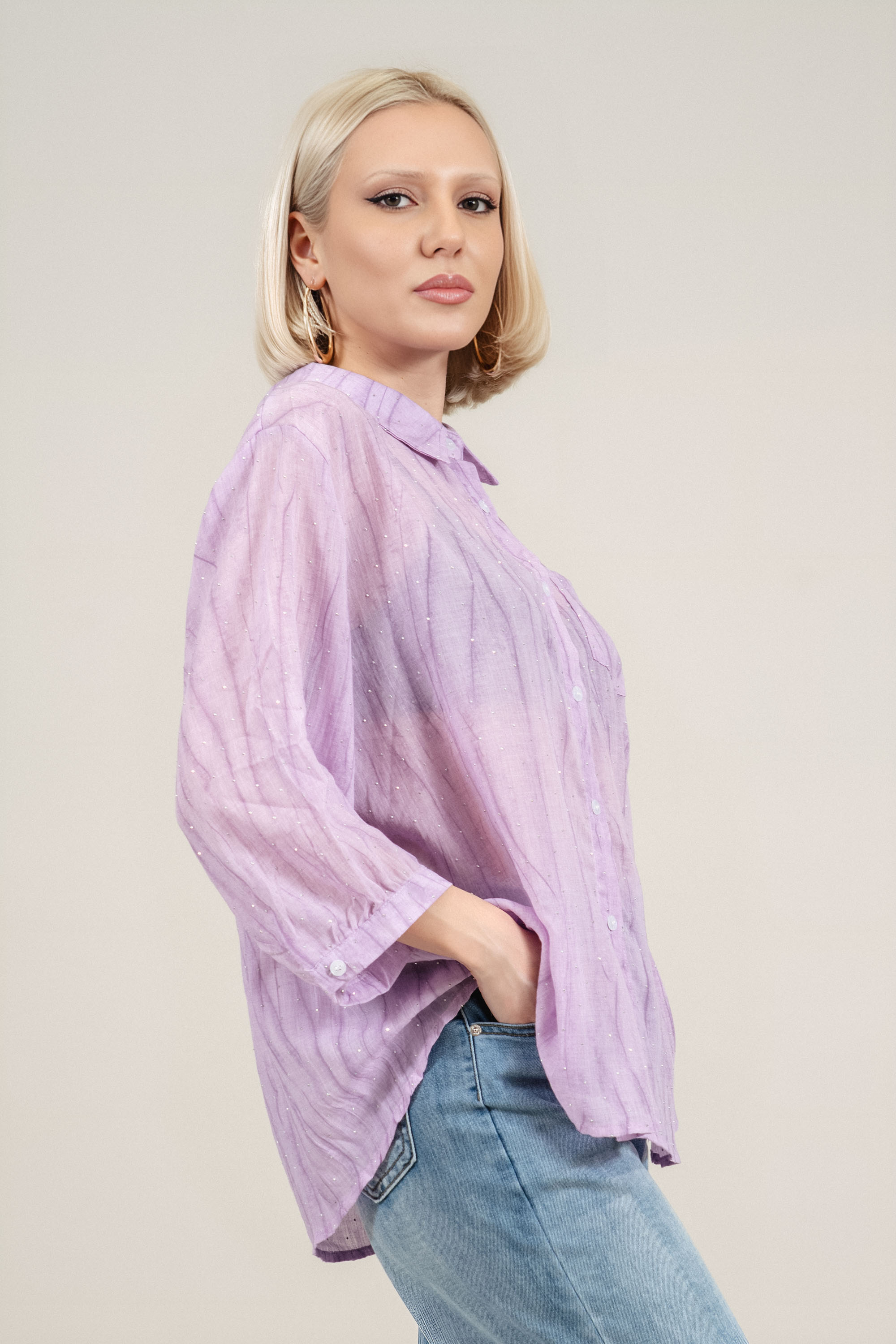 Дамска памучна риза в лилаво декорирана със ситни камъни