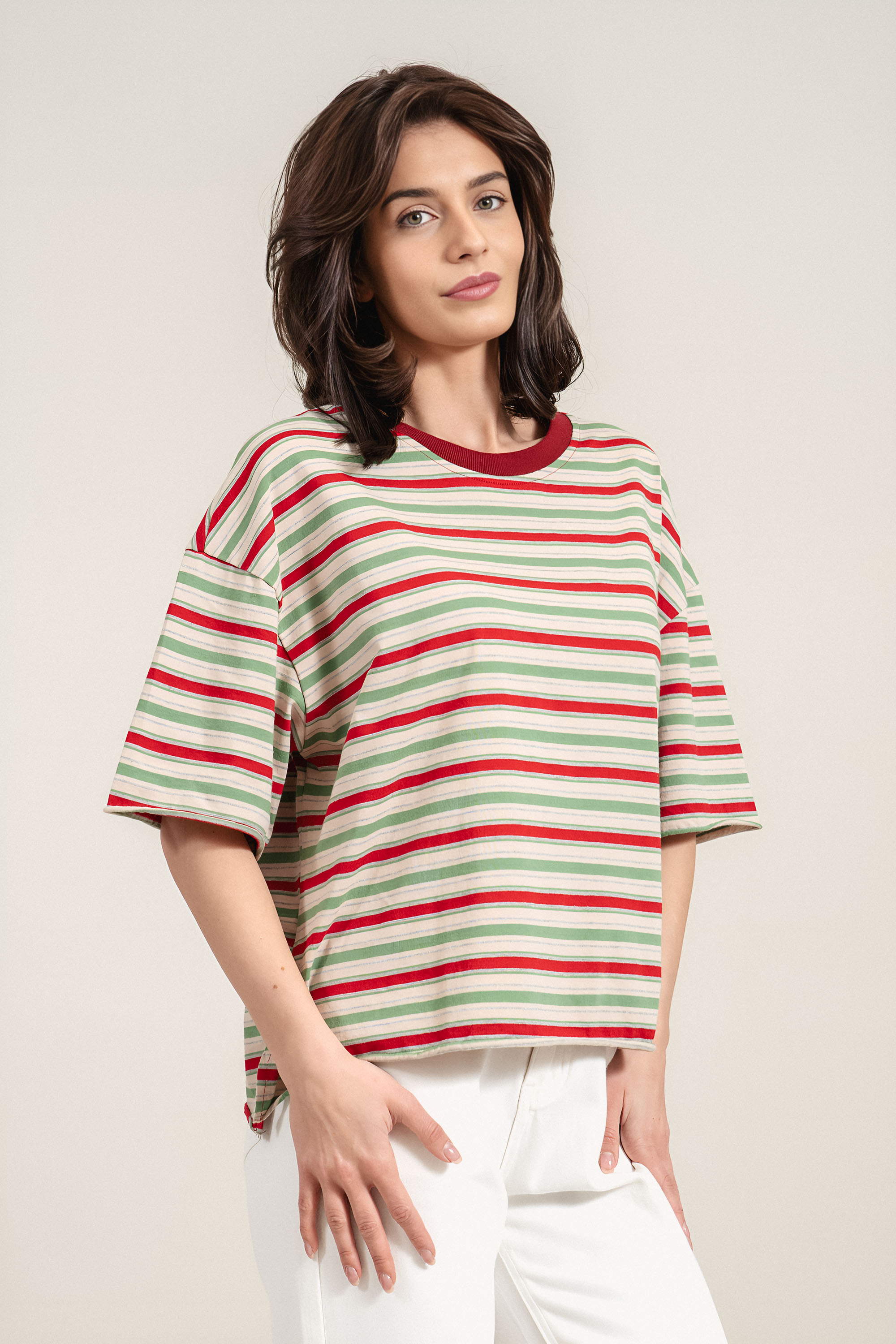 Дамска памучна тениска на райе в зелено,червено и бежово