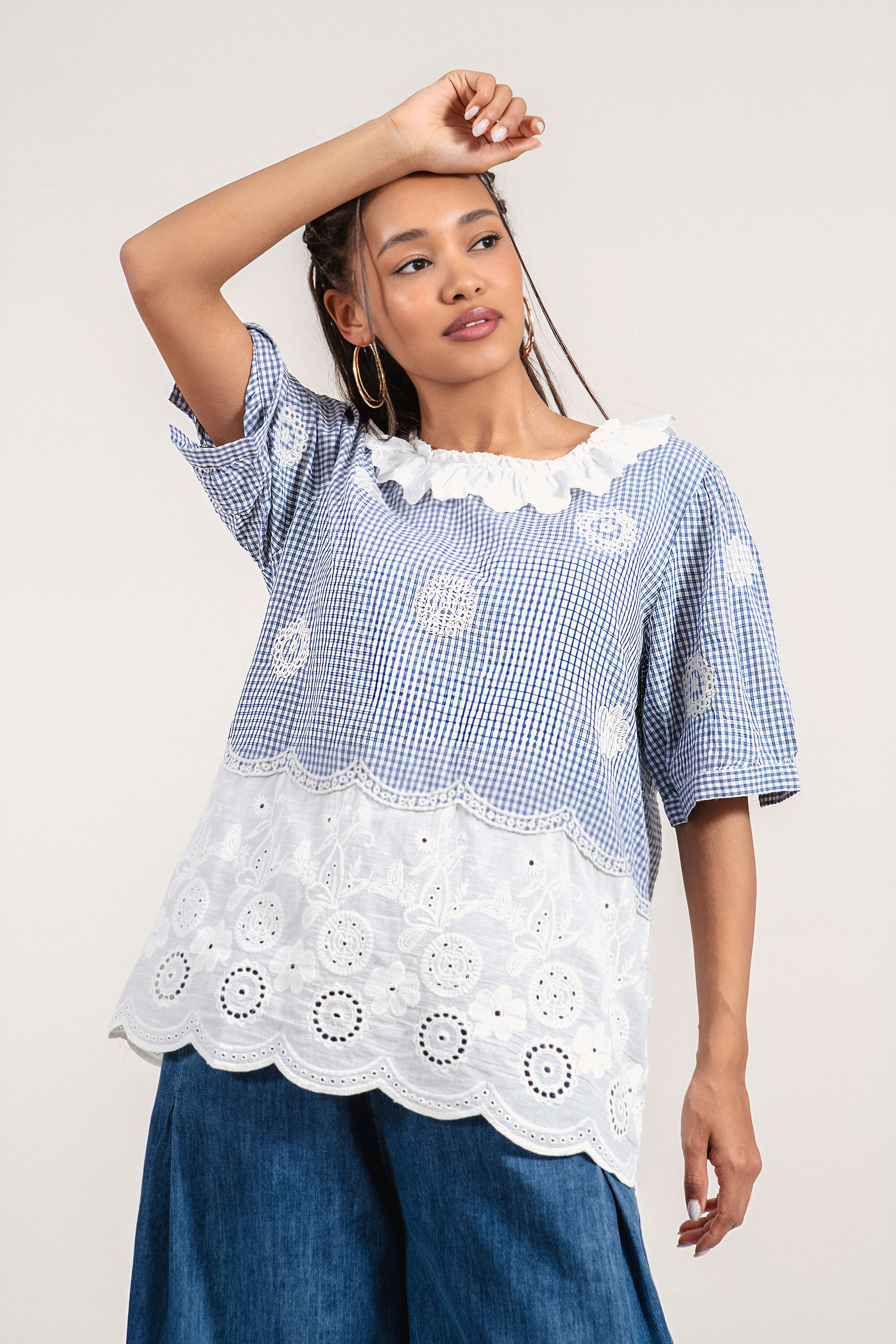 Дамска памучна туника с бяла рязана бродерия в края и принт синьо каре