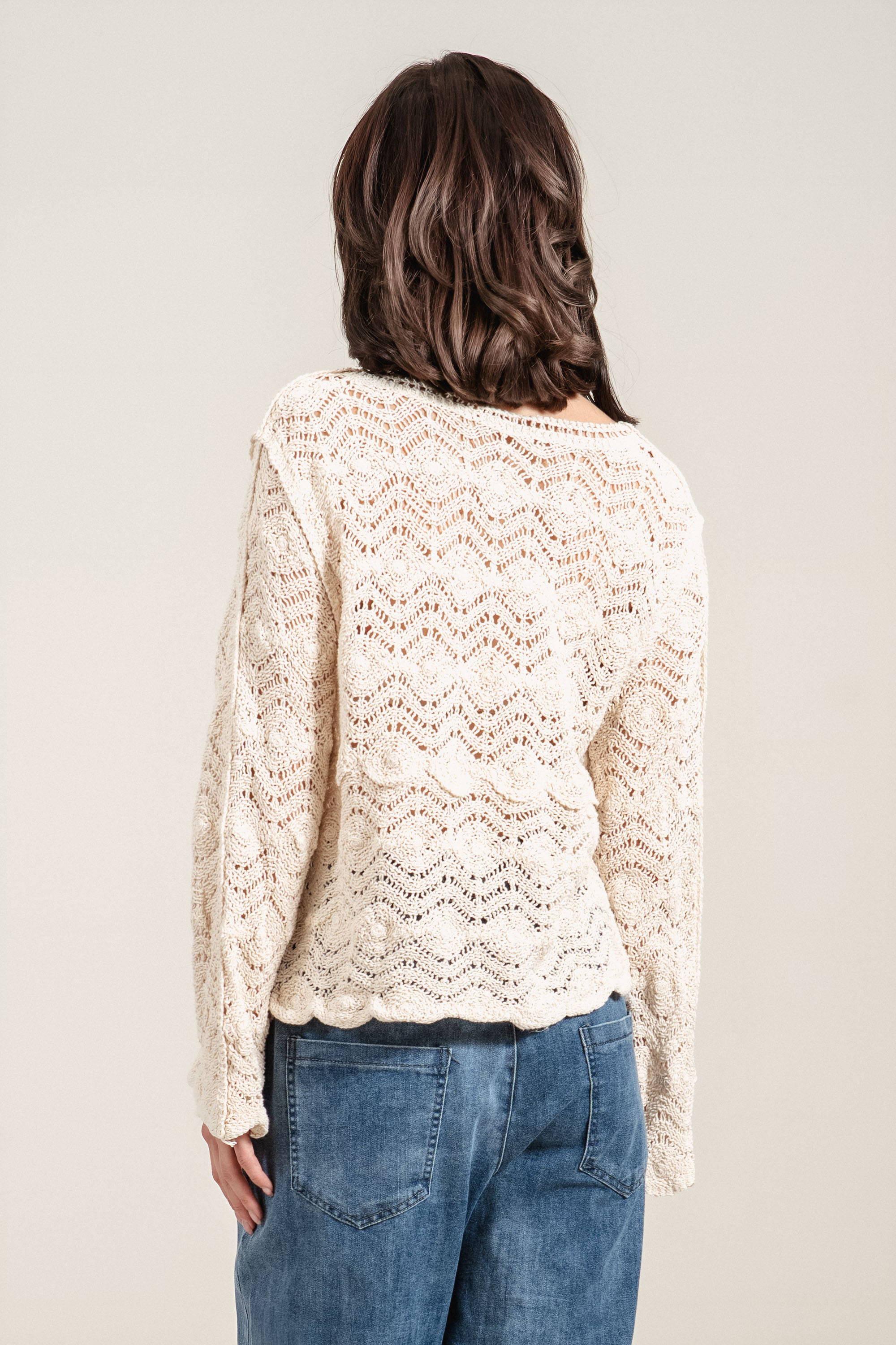 Дамска плетена блуза в цвят екрю с релефна текстура и обло деколте