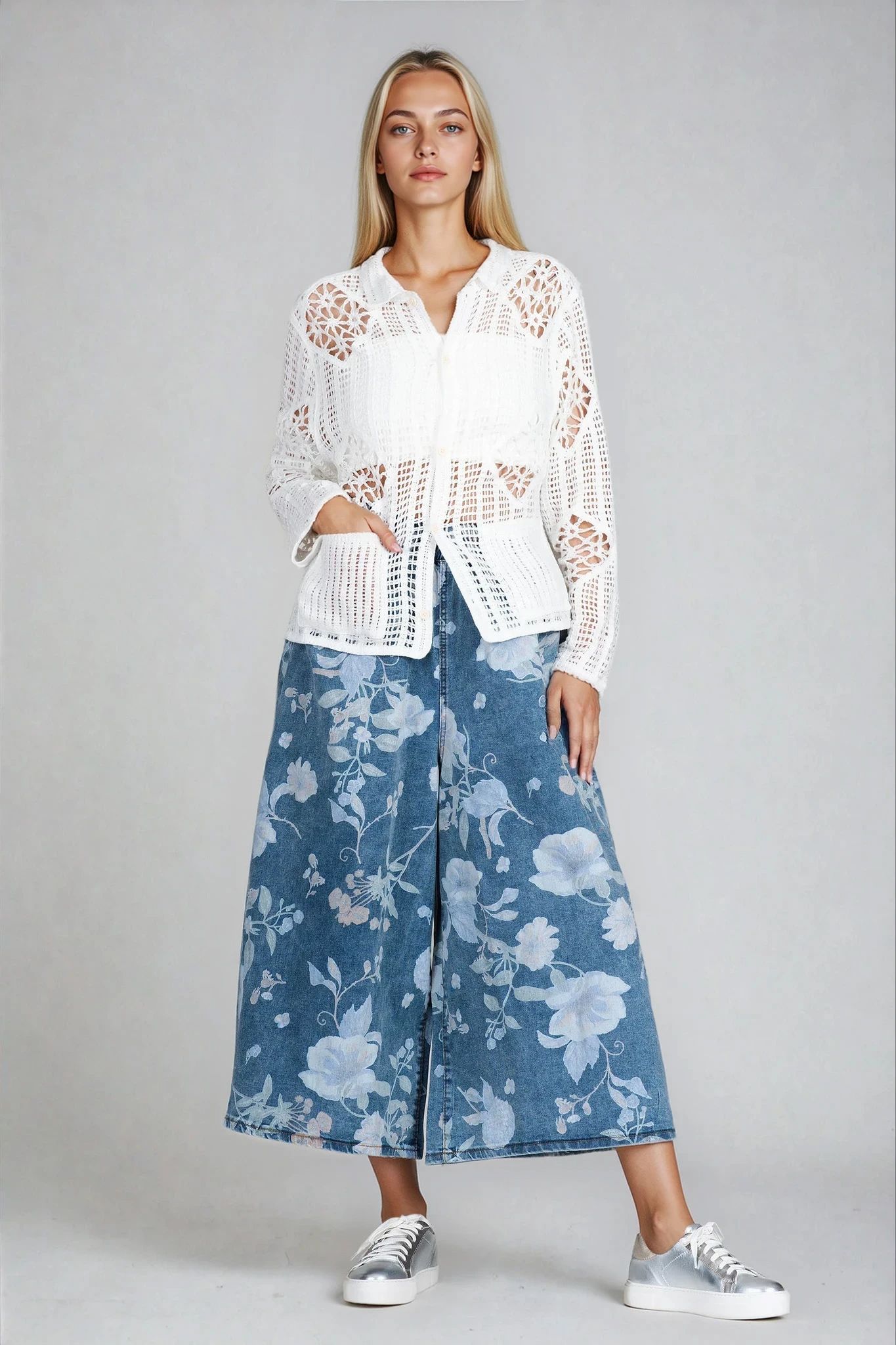 Дамска плетена жилетка тип мрежа в бяло