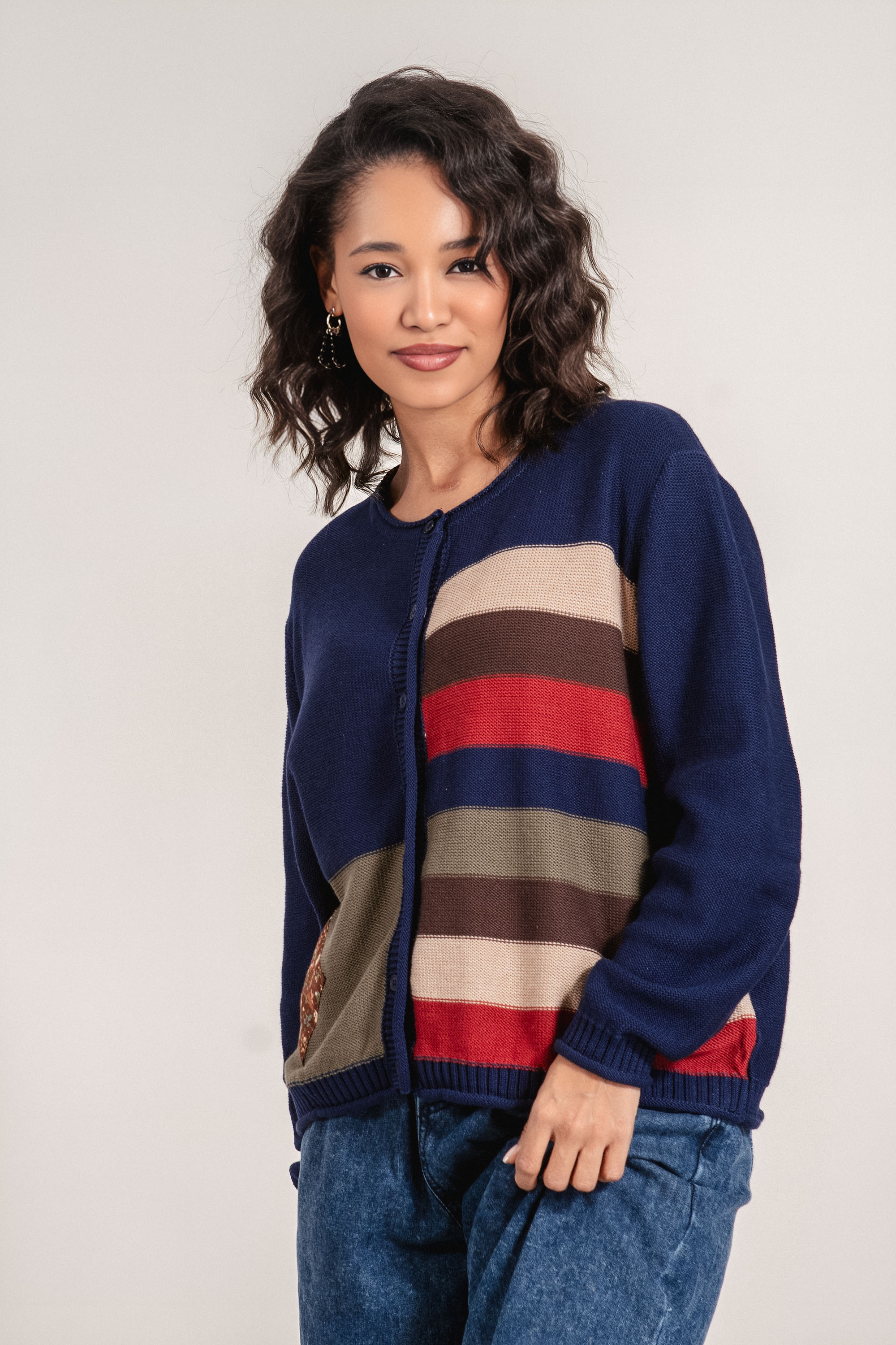 Дамска плетена жилетка в бежово с цветни райета и копчета