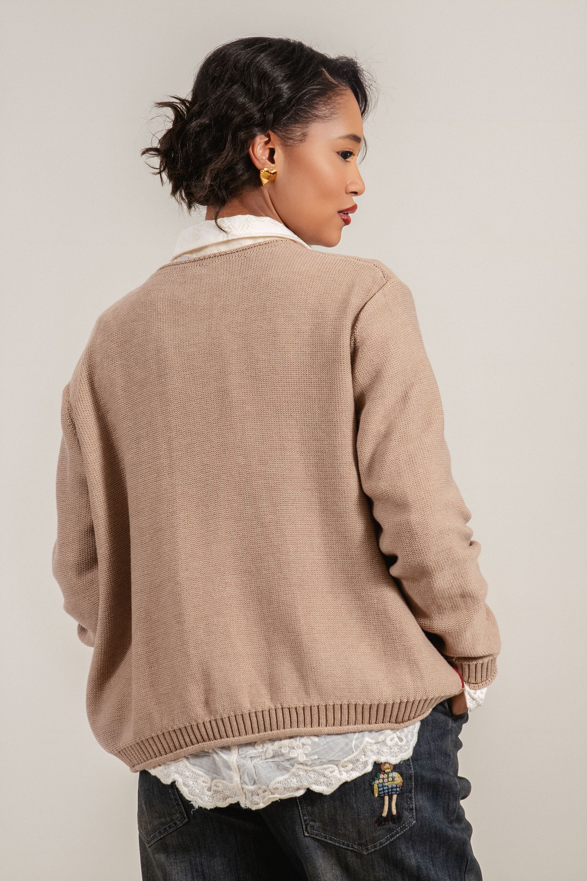 Дамска плетена жилетка в бежово с цветни райета и копчета