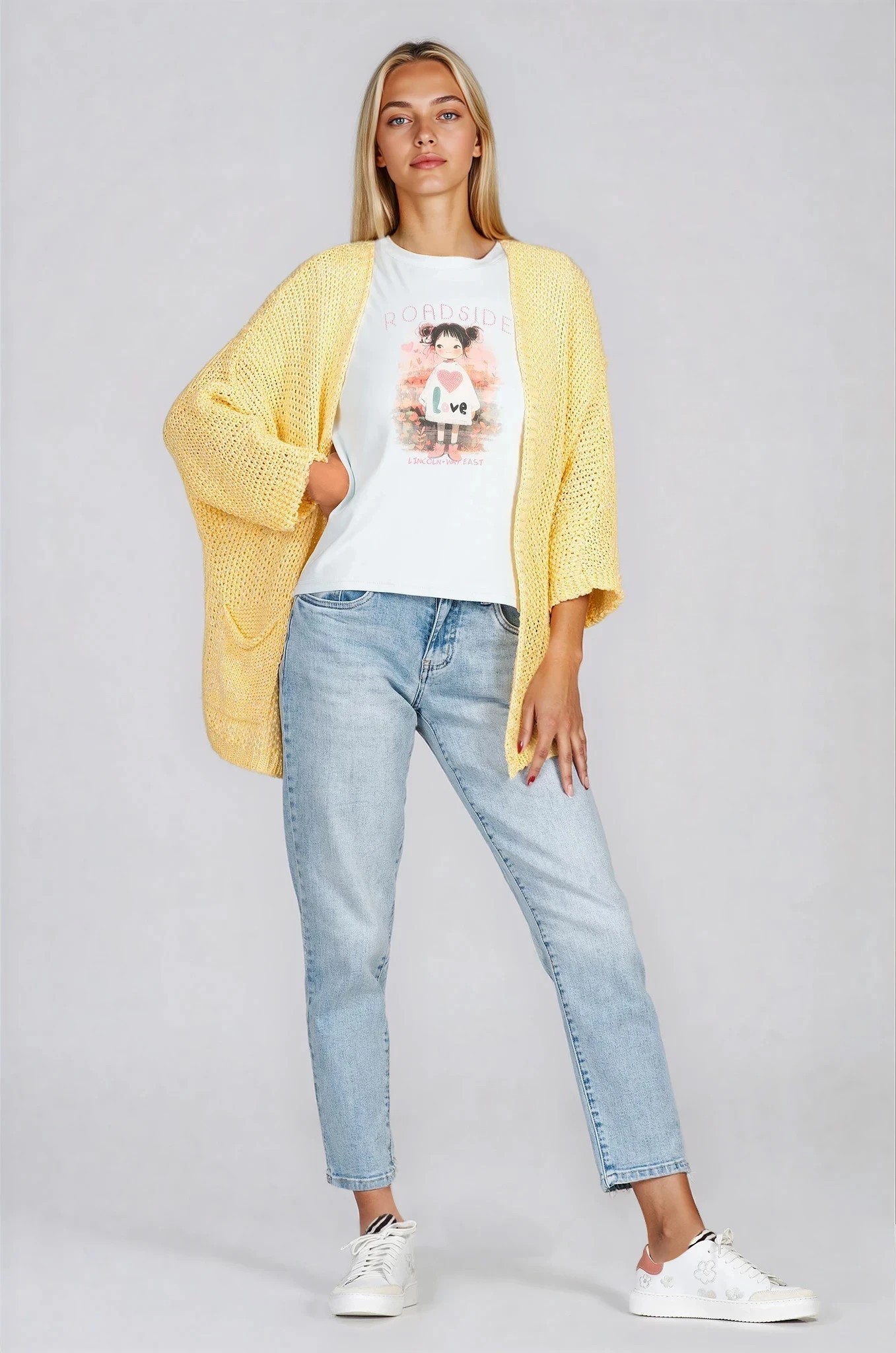 Дамска плетена жилетка в жълто с два джоба