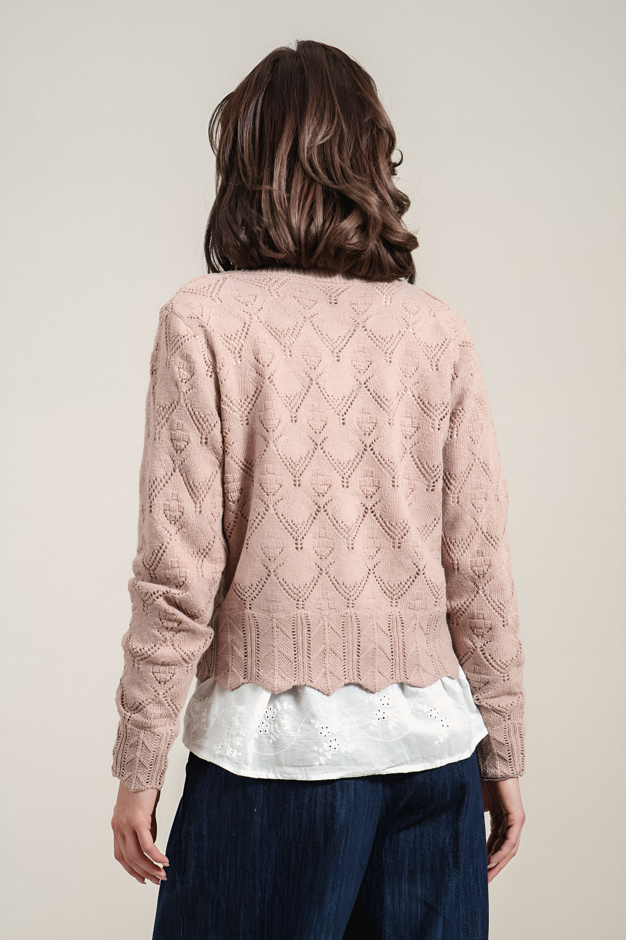 Дамска плетена памучна жилетка в розово с малко декоративно сърце