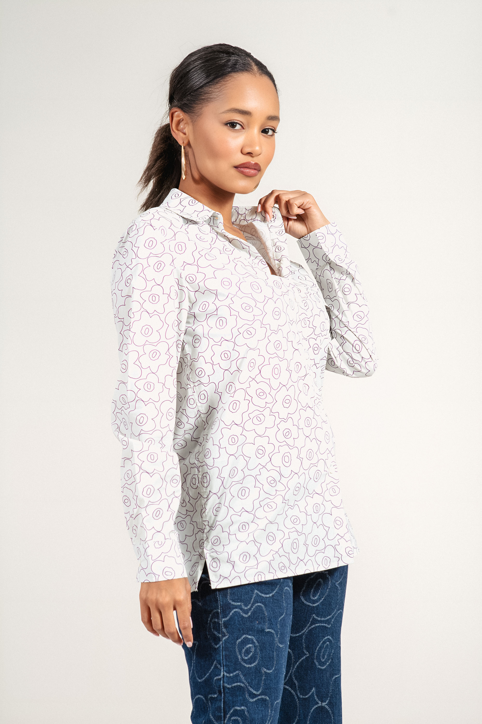 Дамска риза ''Dragonfly'' от памук в бяло с лилав флорален принт