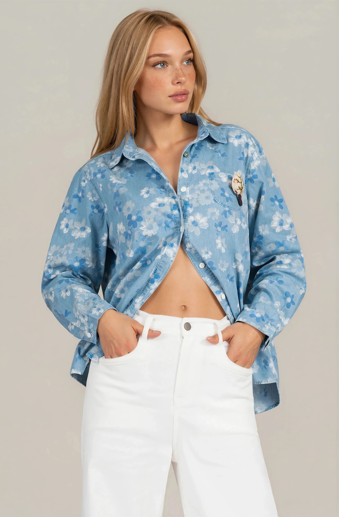Дамска риза от деним в светлосиньо с флорален принт и свободна кройка