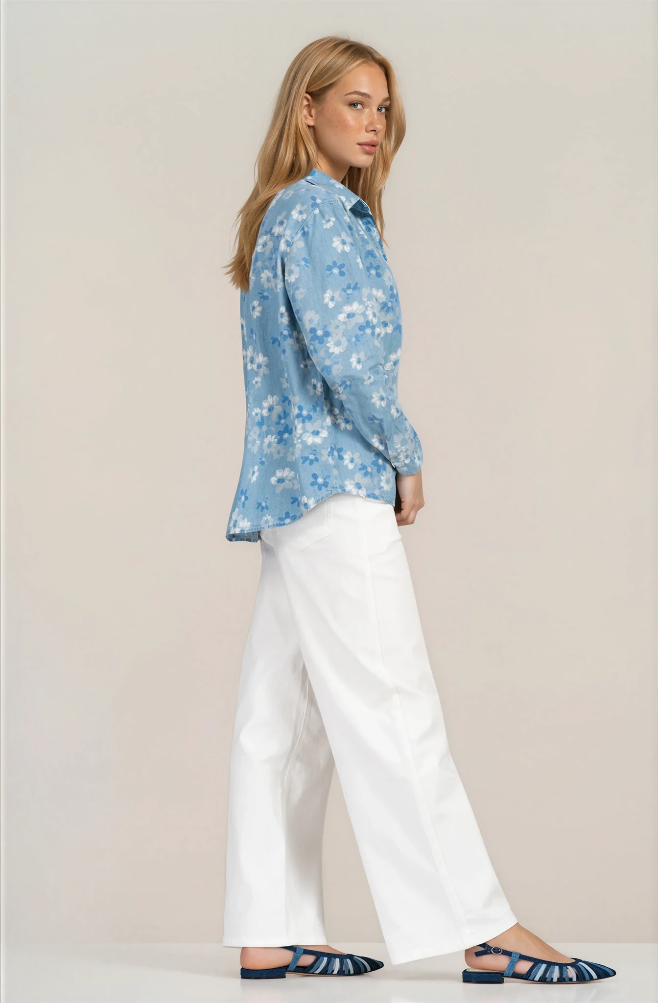 Дамска риза от деним в светлосиньо с флорален принт и свободна кройка