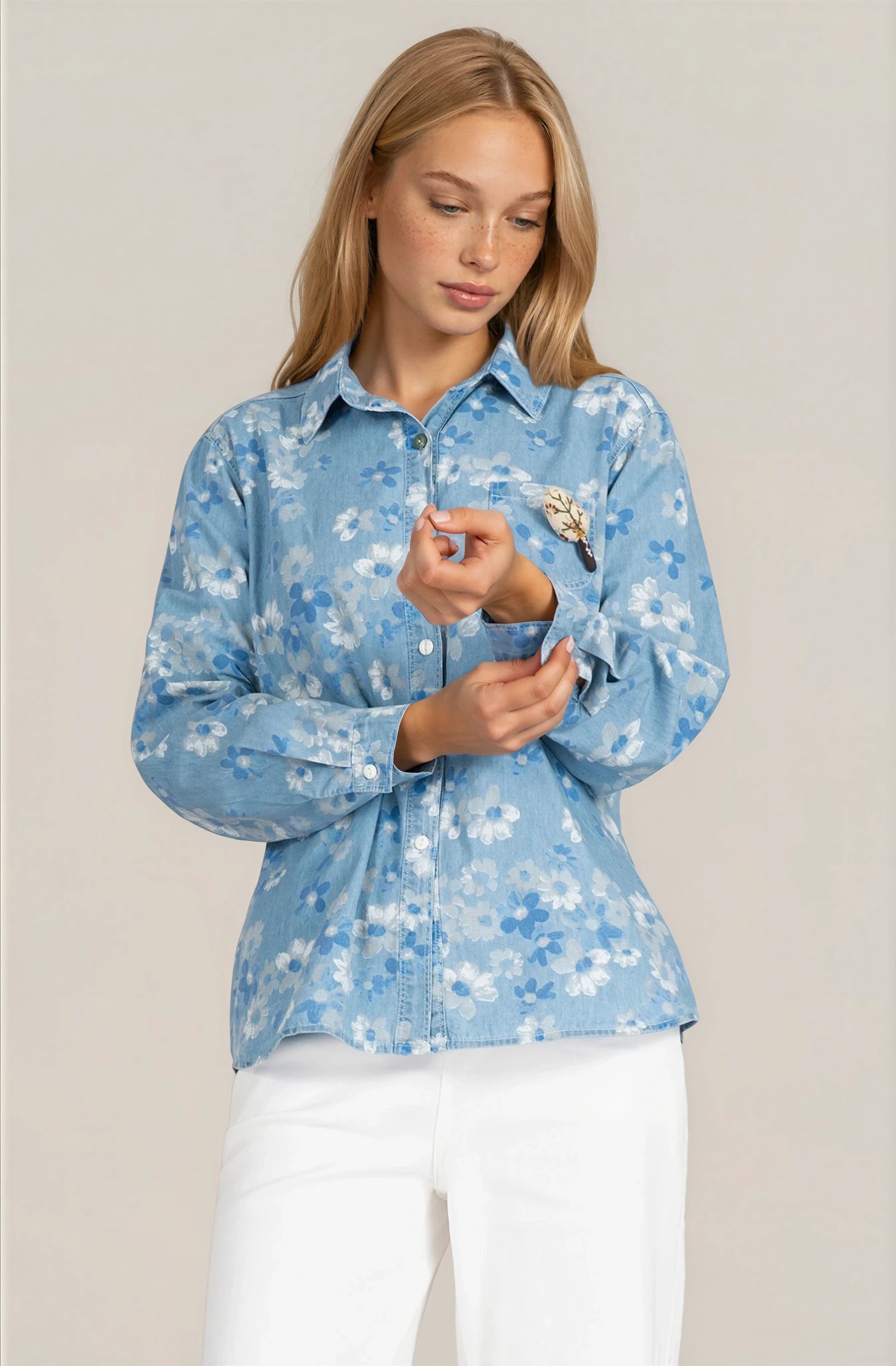Дамска риза от деним в светлосиньо с флорален принт и свободна кройка