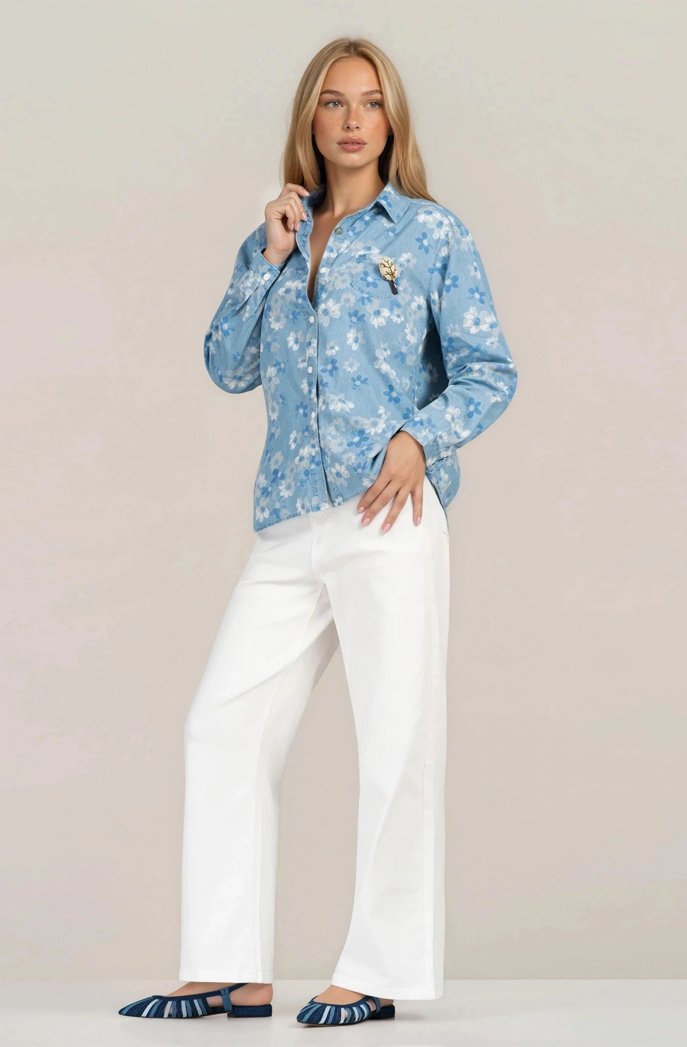 Дамска риза от деним в светлосиньо с флорален принт и свободна кройка