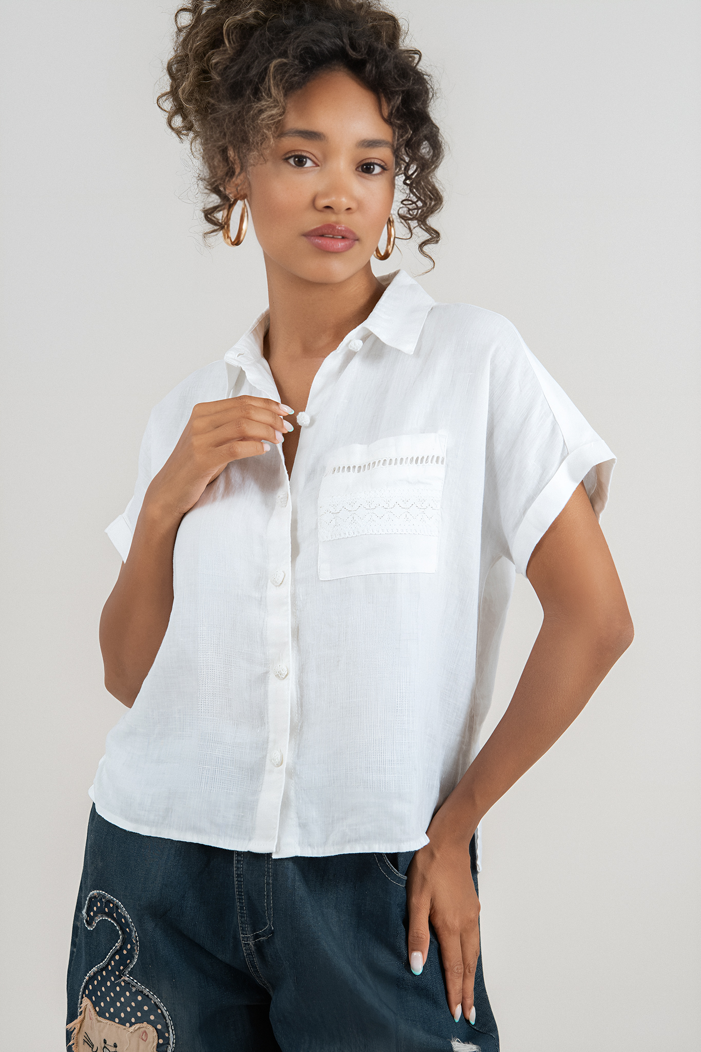Дамска риза от лен в бяло с джоб с рязана бродерия