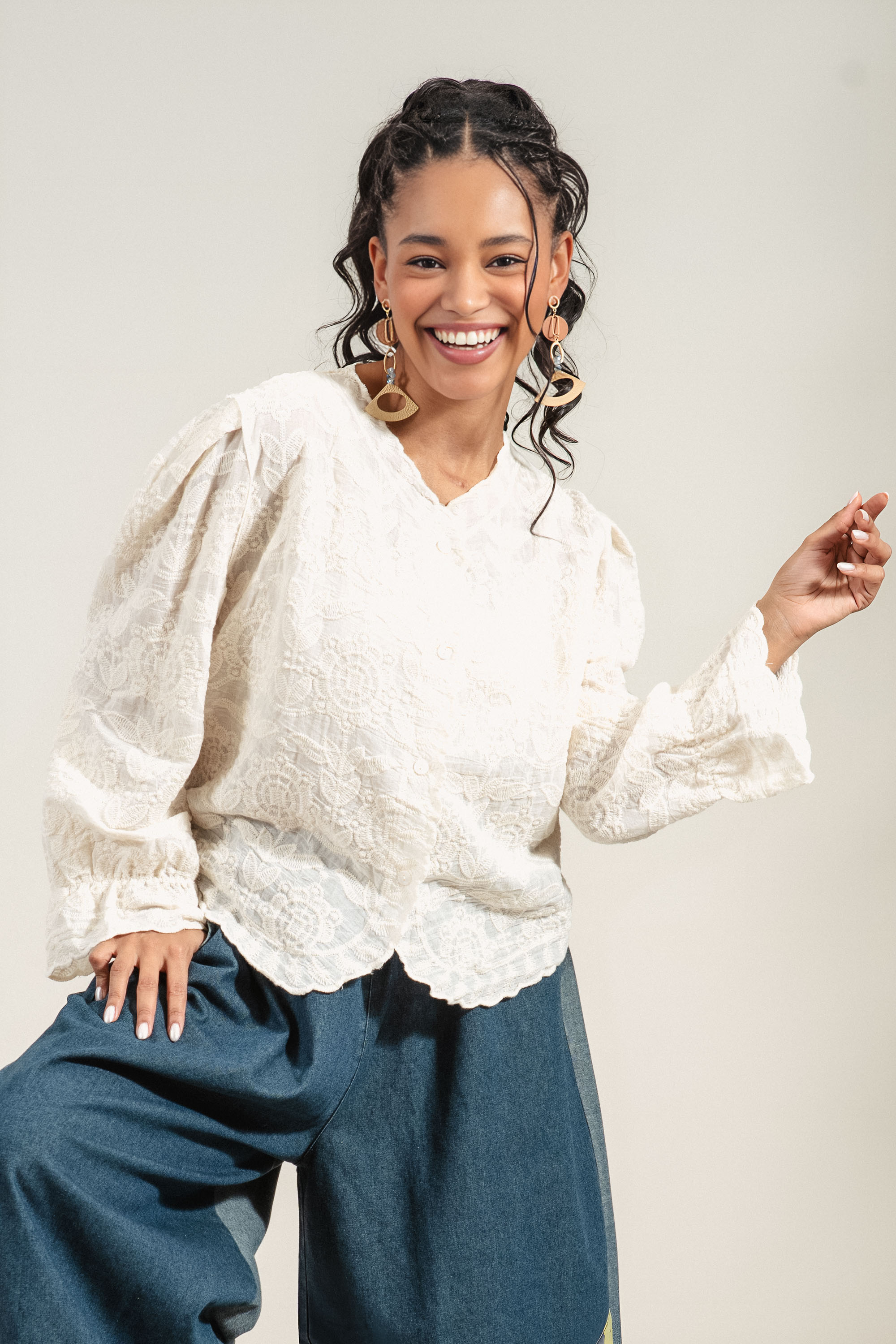 Дамска риза от памук в бежово с бродерия и свободна кройка