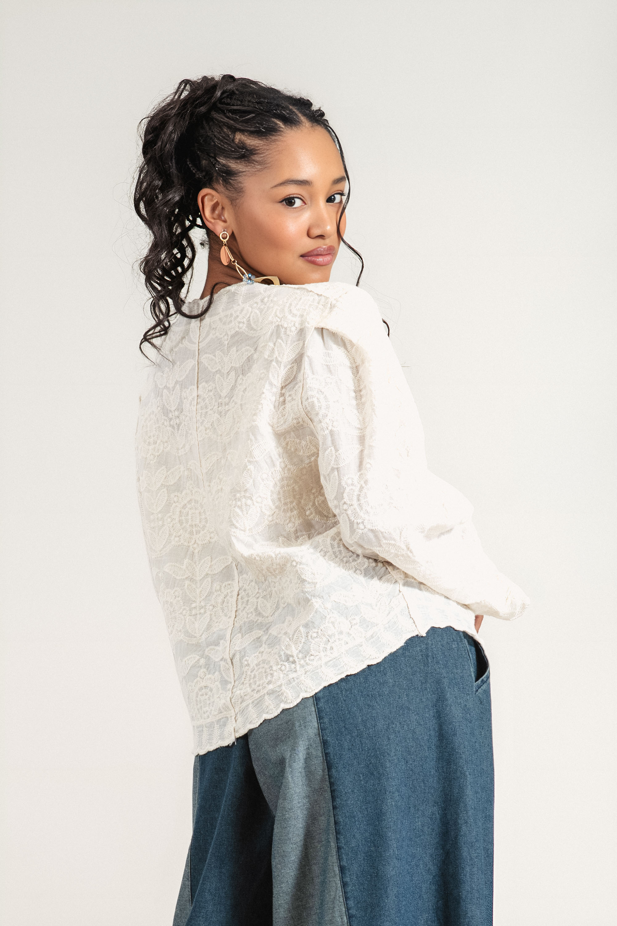 Дамска риза от памук в бежово с бродерия и свободна кройка