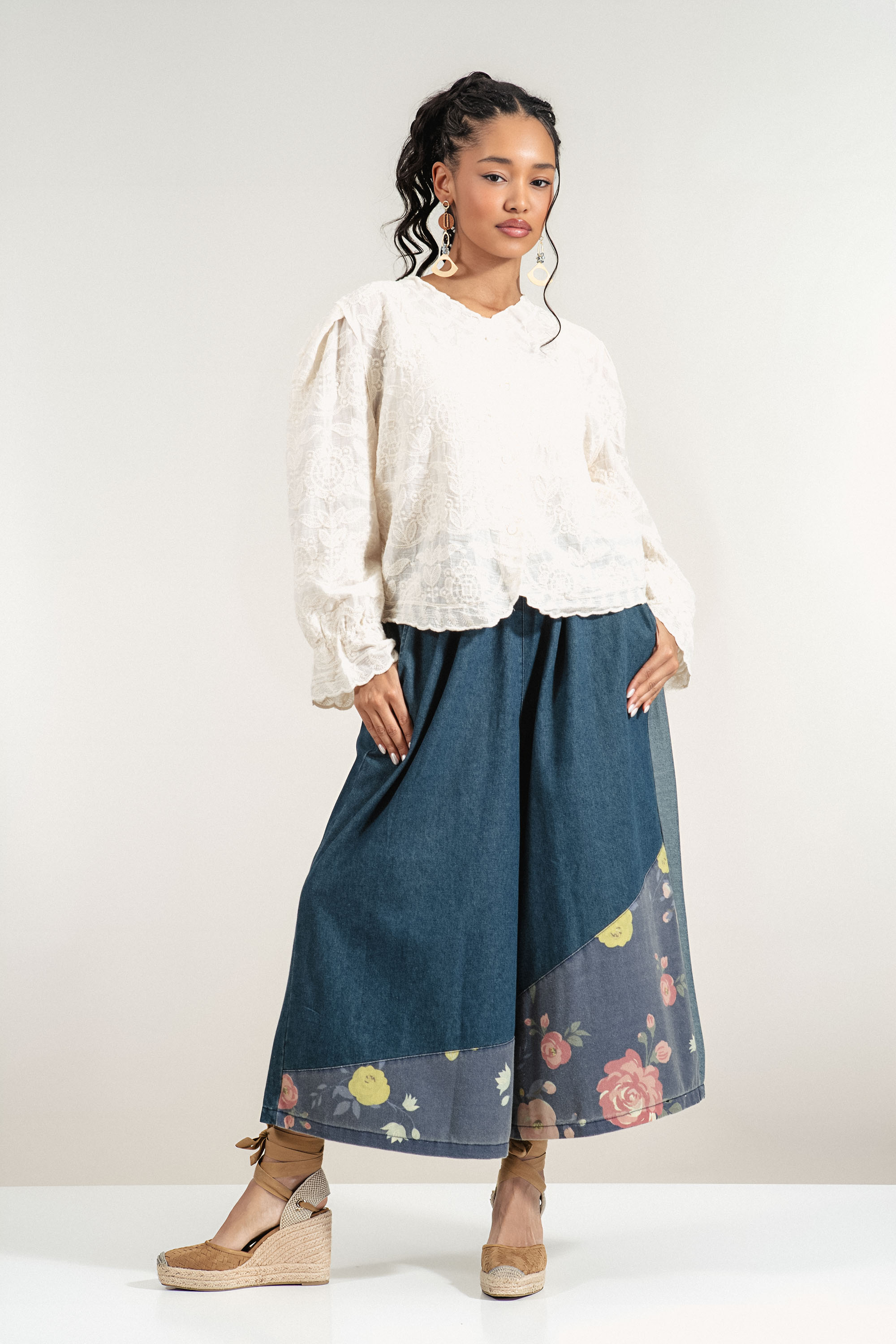 Дамска риза от памук в бежово с бродерия и свободна кройка