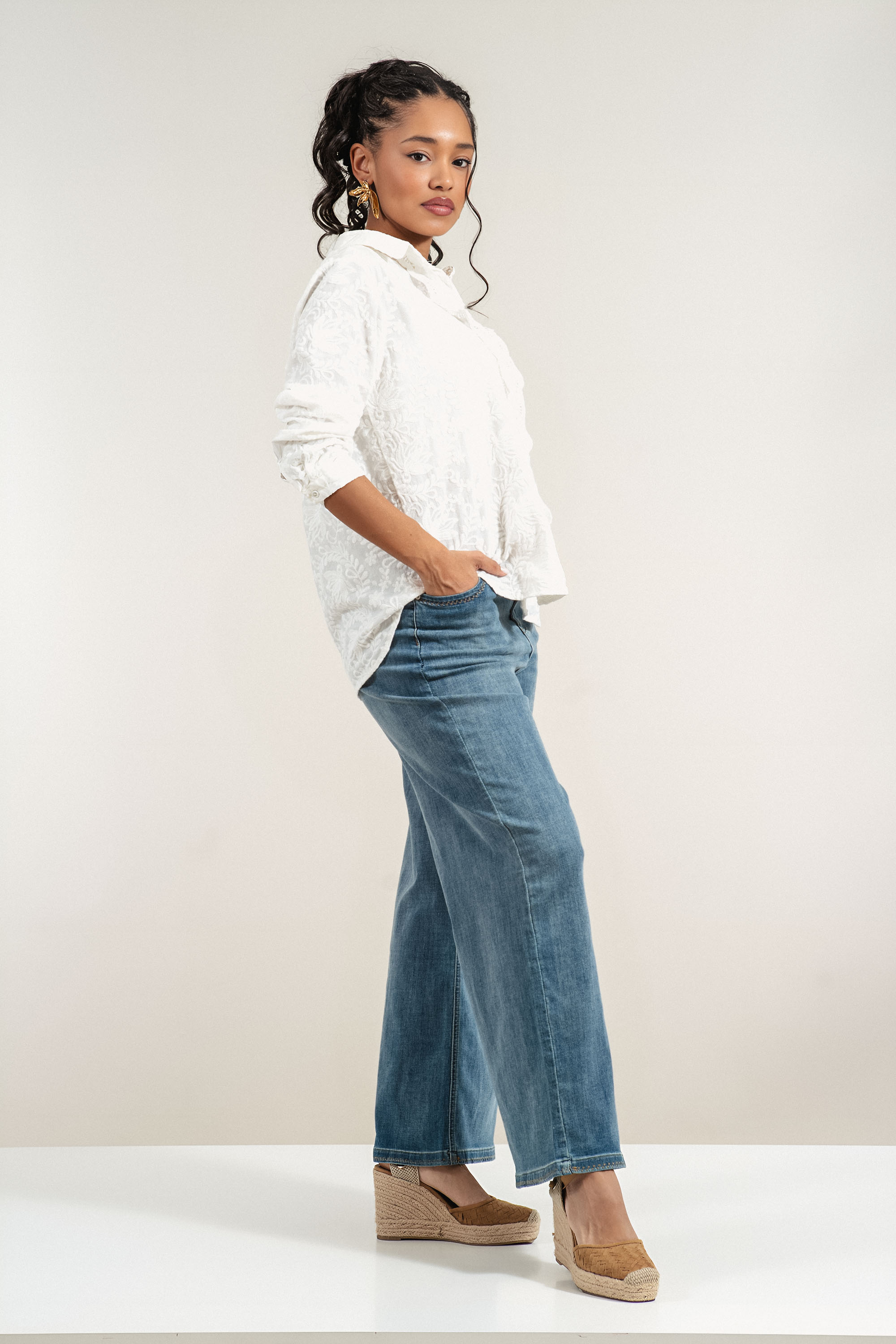 Дамска риза от памук в бяло с бродирани флорални мотиви