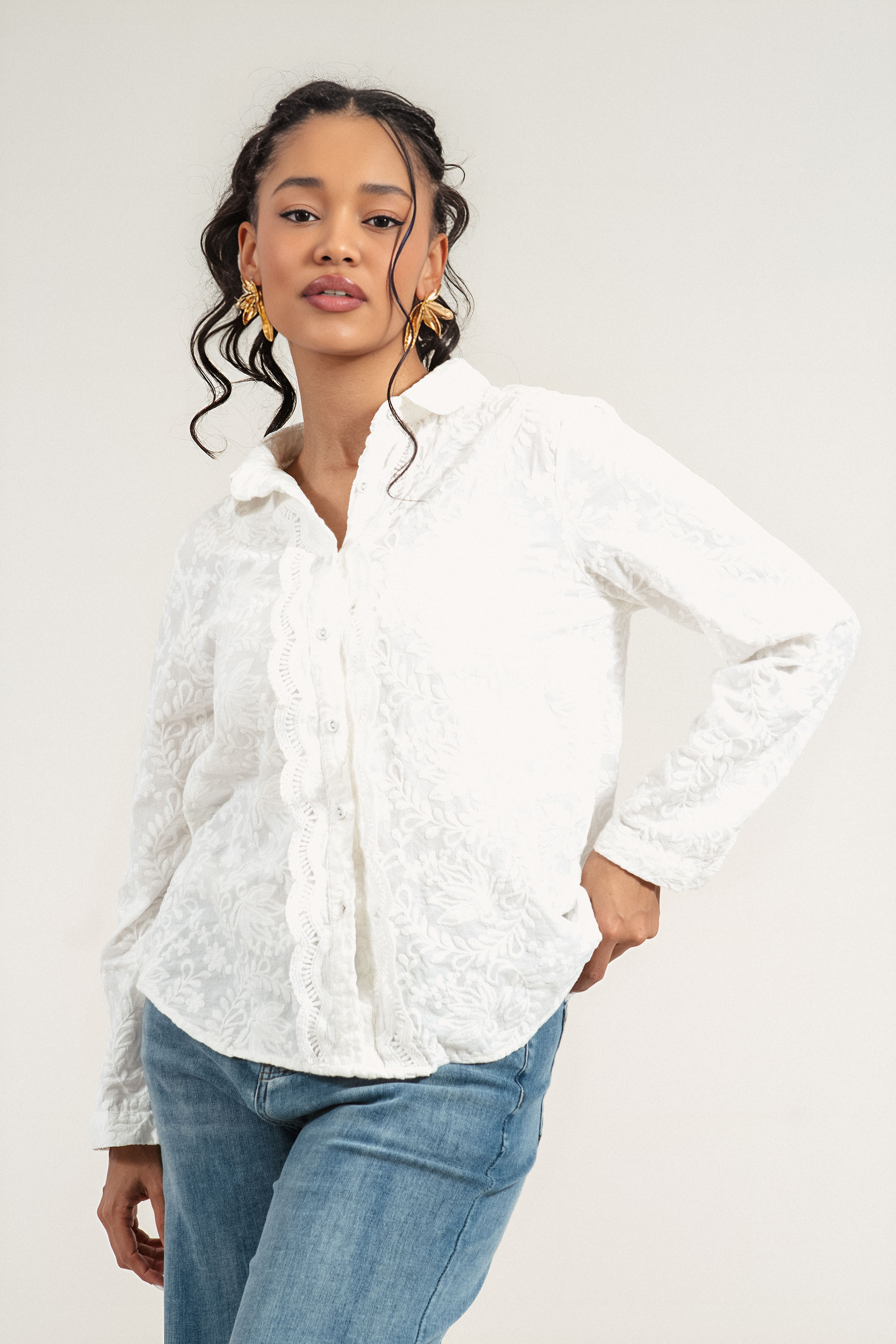 Дамска риза от памук в бяло с бродирани флорални мотиви