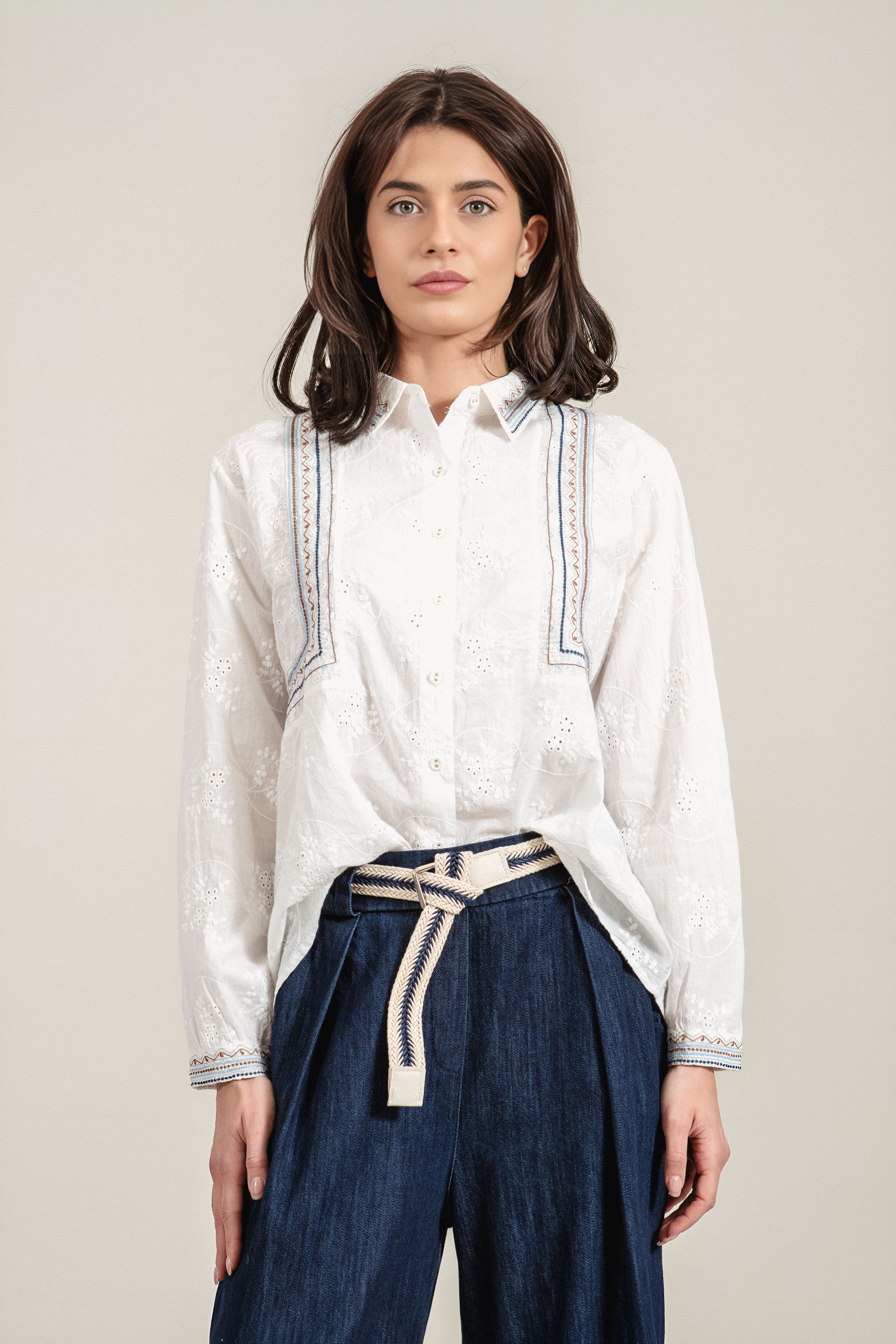 Дамска риза от памук в бяло с етно бродерия и свободна кройка
