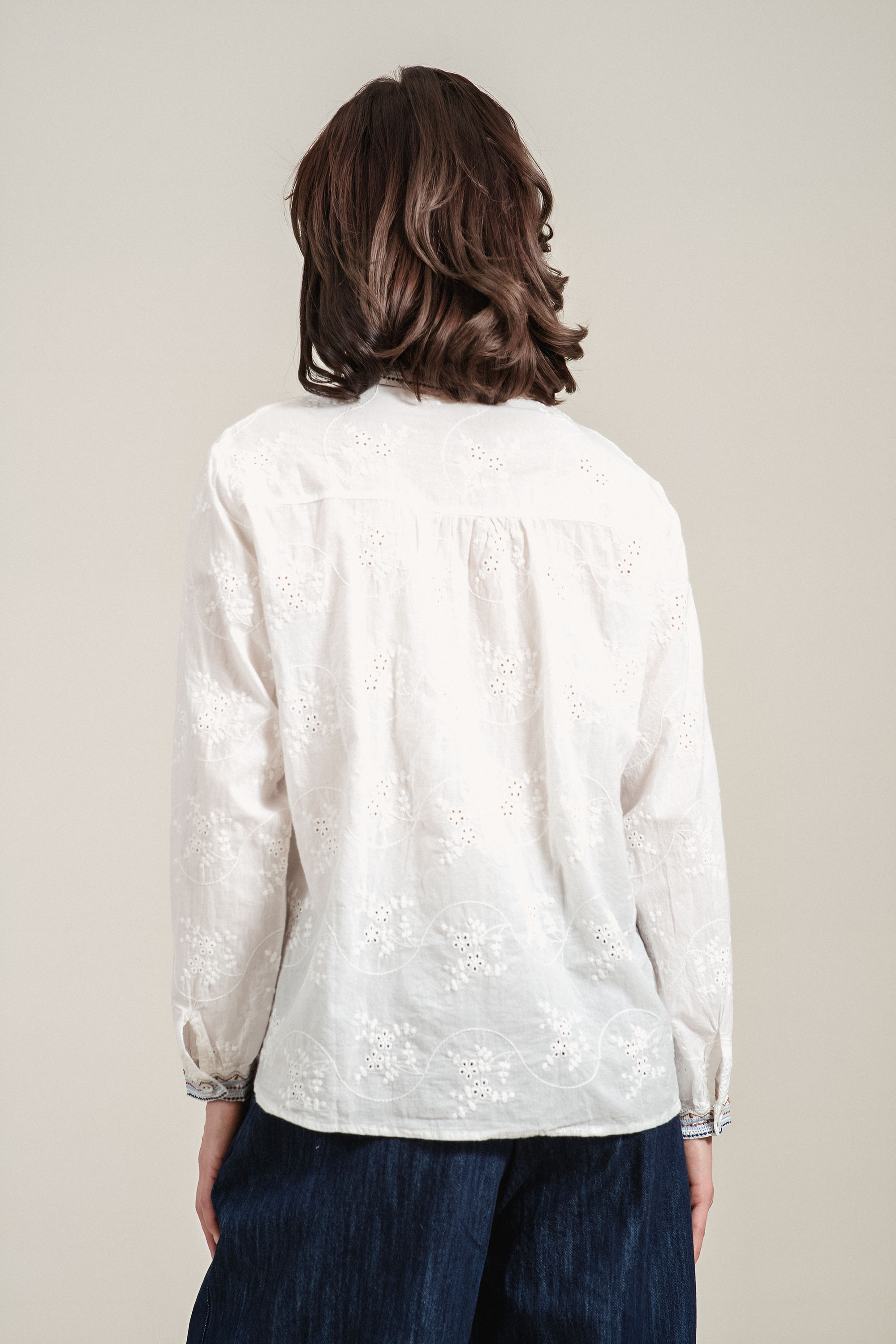 Дамска риза от памук в бяло с етно бродерия и свободна кройка