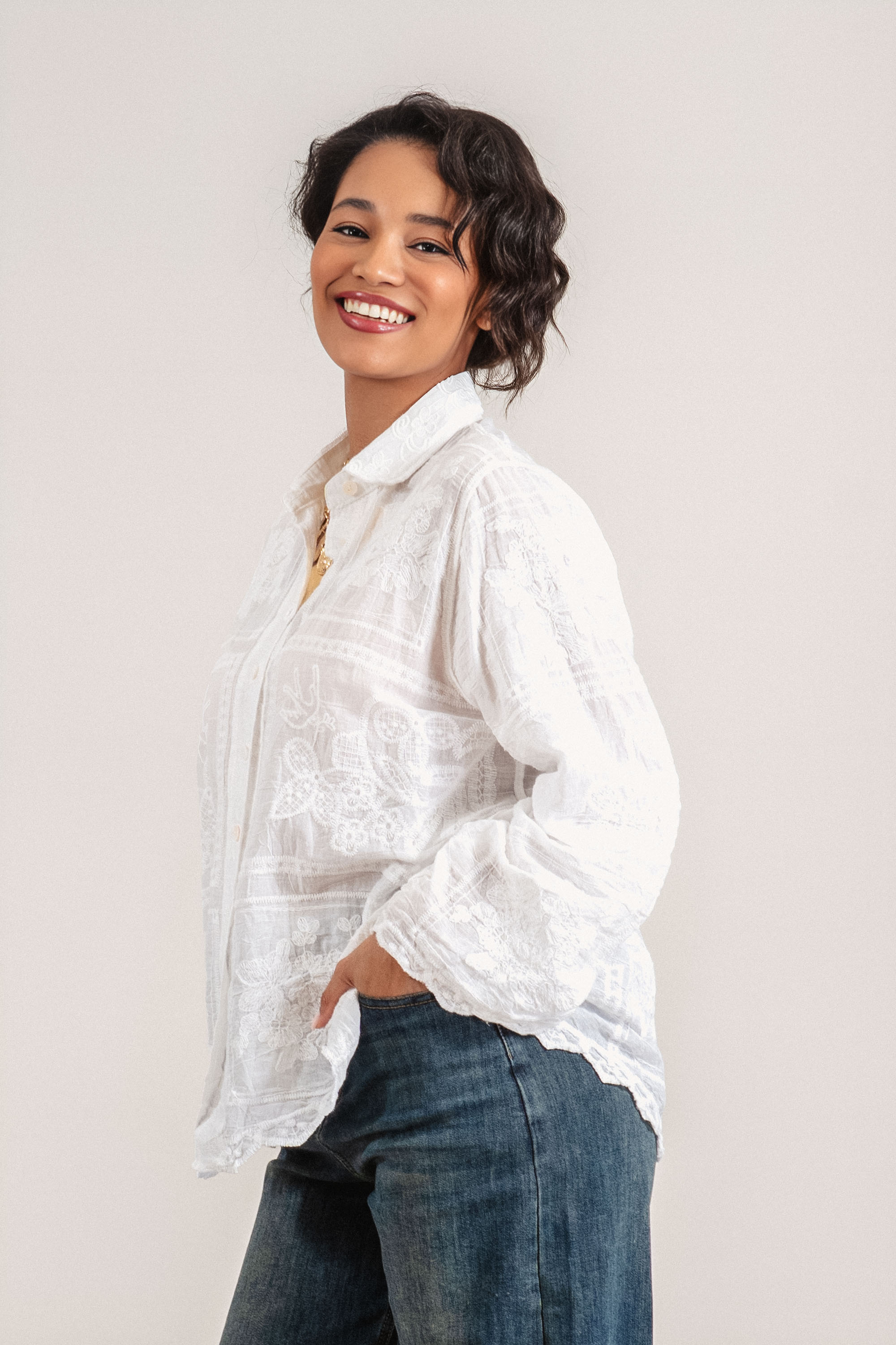 Дамска риза от памук в бяло с флорална бродерия