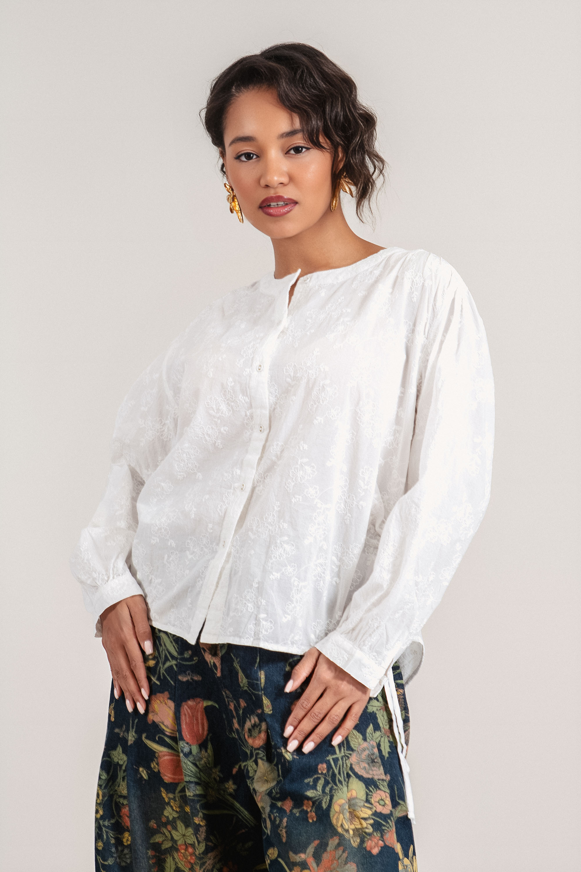 Дамска риза от памук в бяло с флорална бродерия и странични връзки