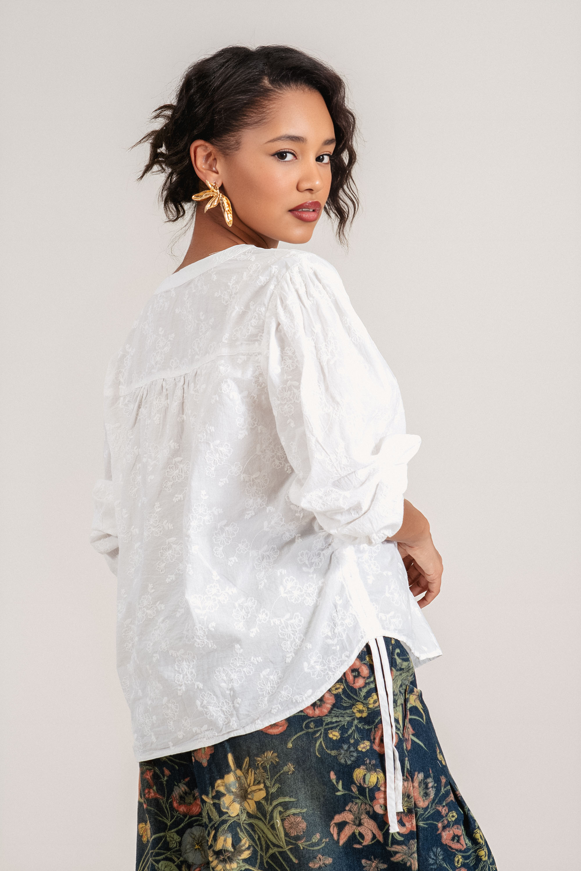 Дамска риза от памук в бяло с флорална бродерия и странични връзки