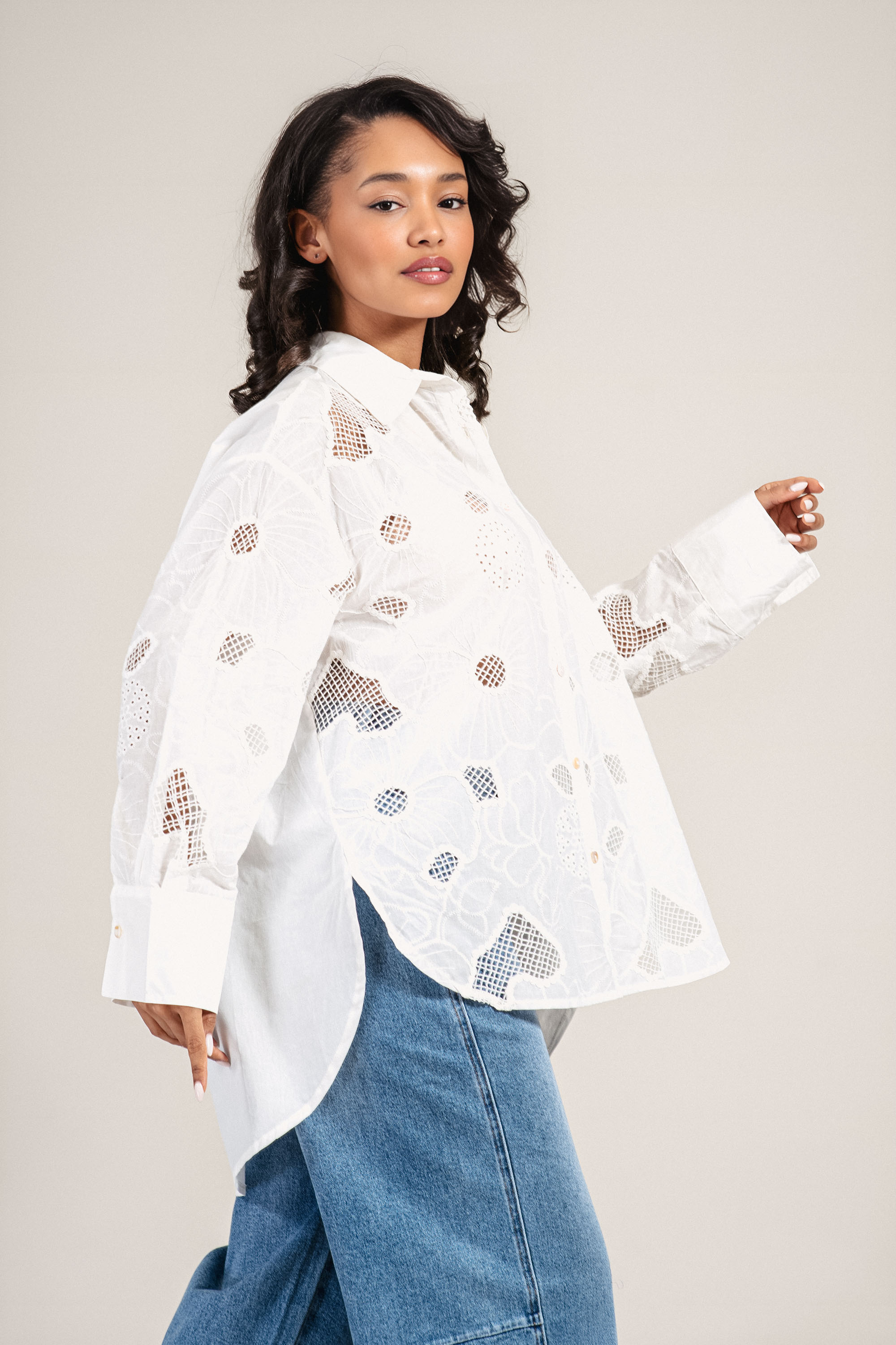 Дамска риза от памук в бяло с флорална рязана бродерия и издължена линия