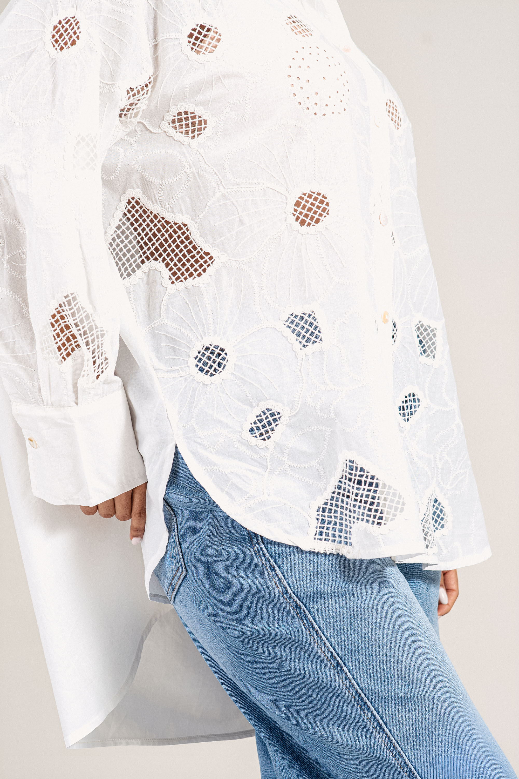 Дамска риза от памук в бяло с флорална рязана бродерия и издължена линия
