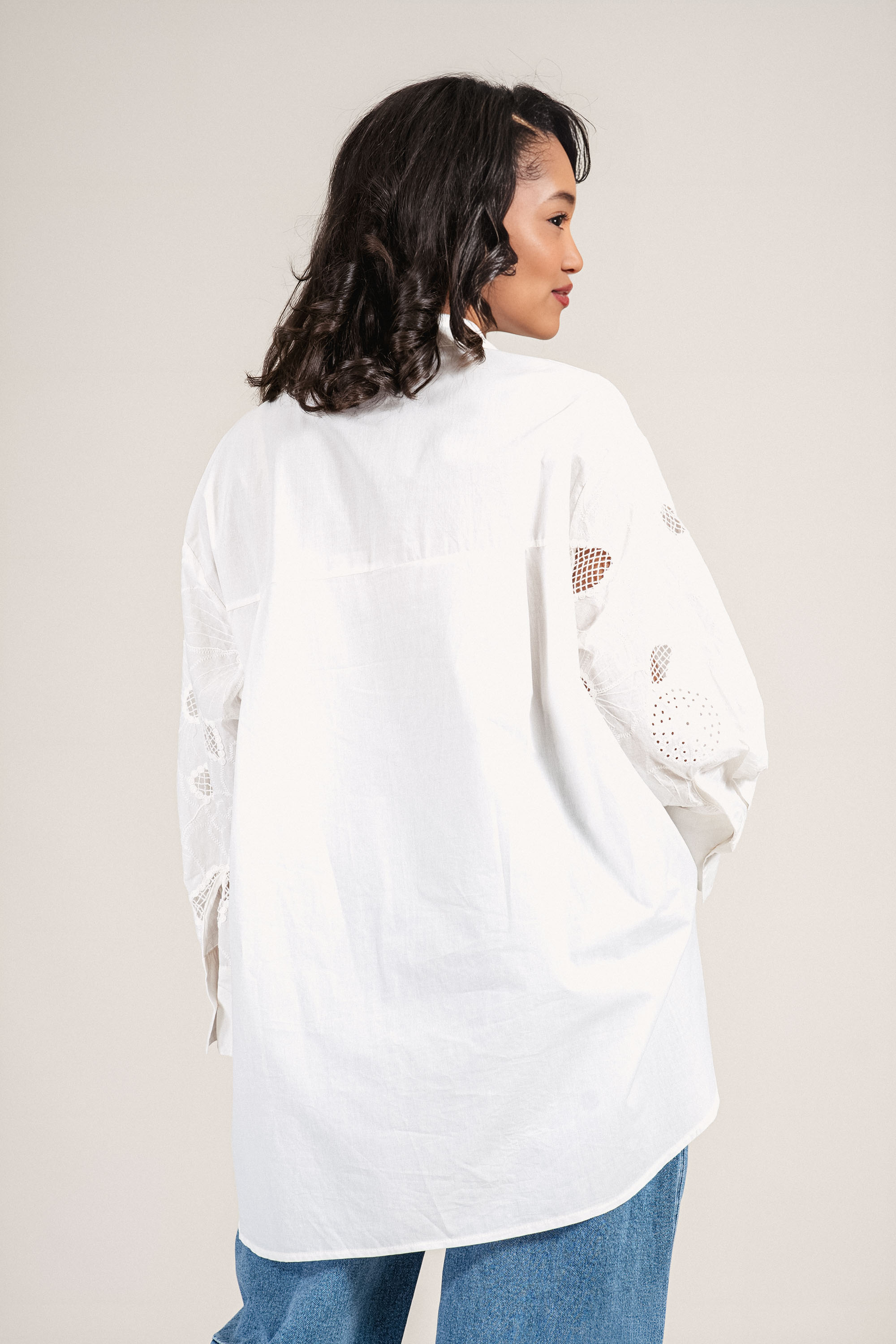 Дамска риза от памук в бяло с флорална рязана бродерия и издължена линия