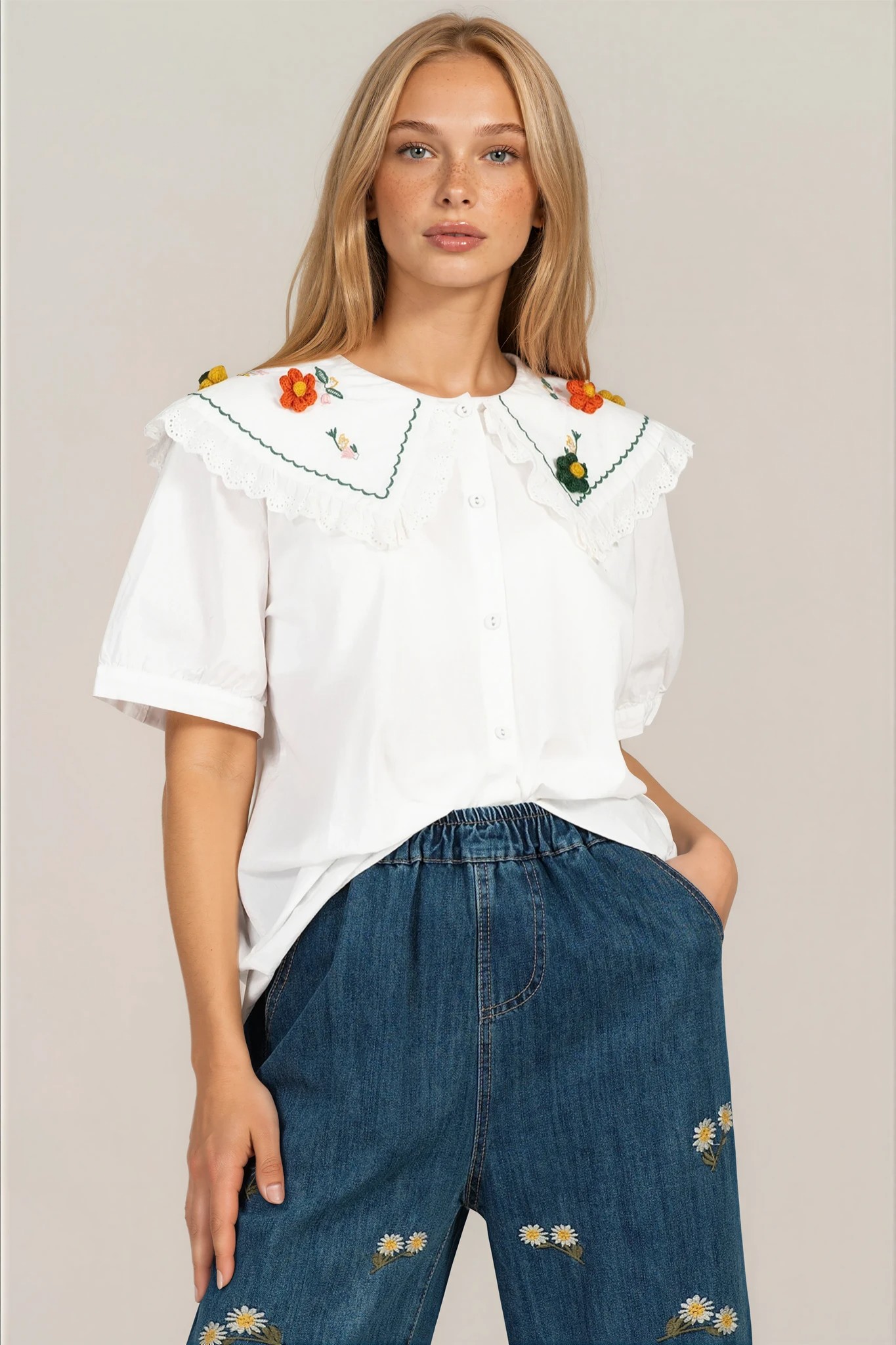 Дамска риза от памук в бяло с голяма яка и бродирани цветя