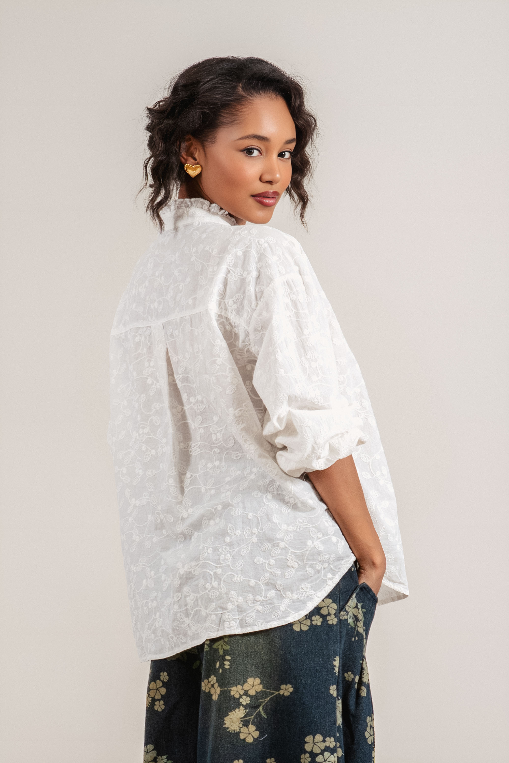 Дамска риза от памук в бяло с нежна бродерия и зелена флорална декорация