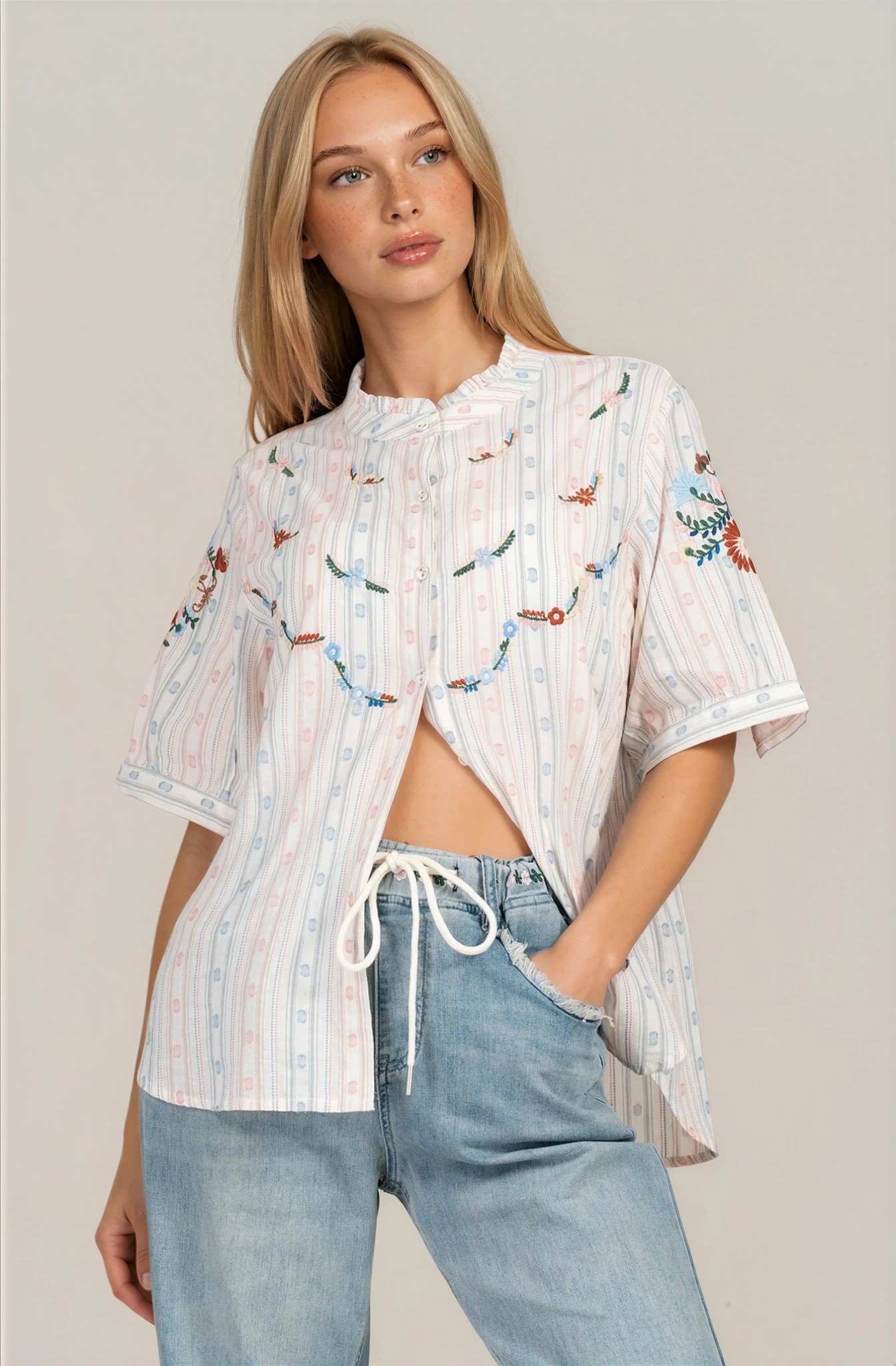 Дамска риза от памук в бяло с райе и цветна бродерия