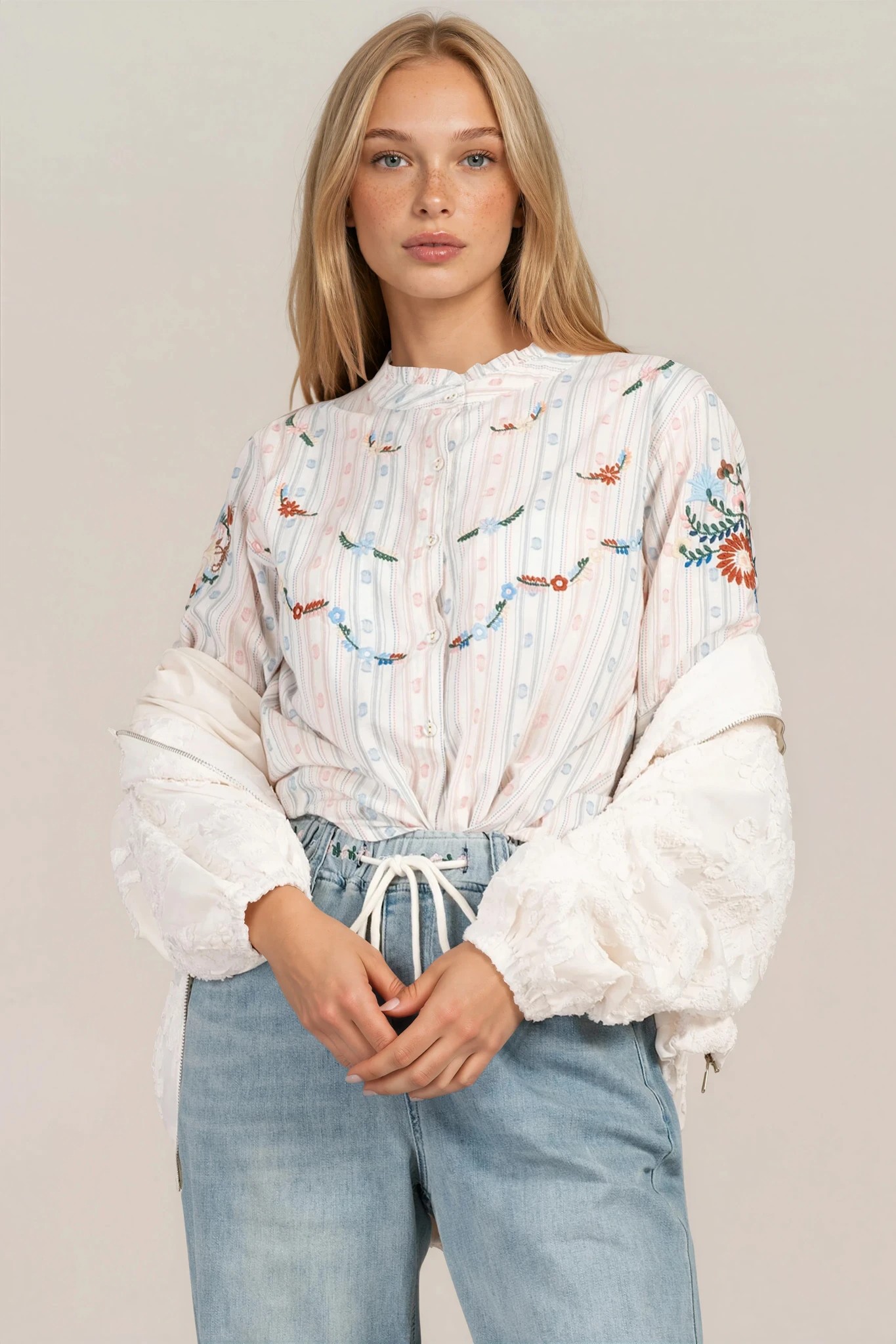 Дамска риза от памук в бяло с райе и цветна бродерия