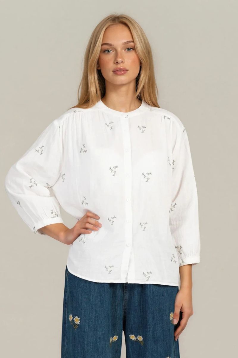 Дамска риза от памук в бяло със зелена флорална бродерия