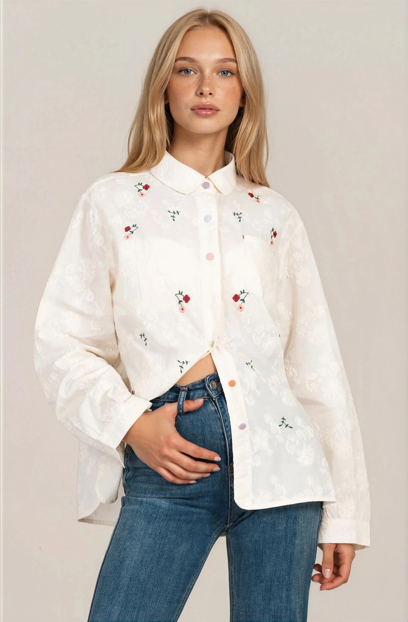 Дамска риза от памук в цвят екрю с цветни копчета и флорална бродерия
