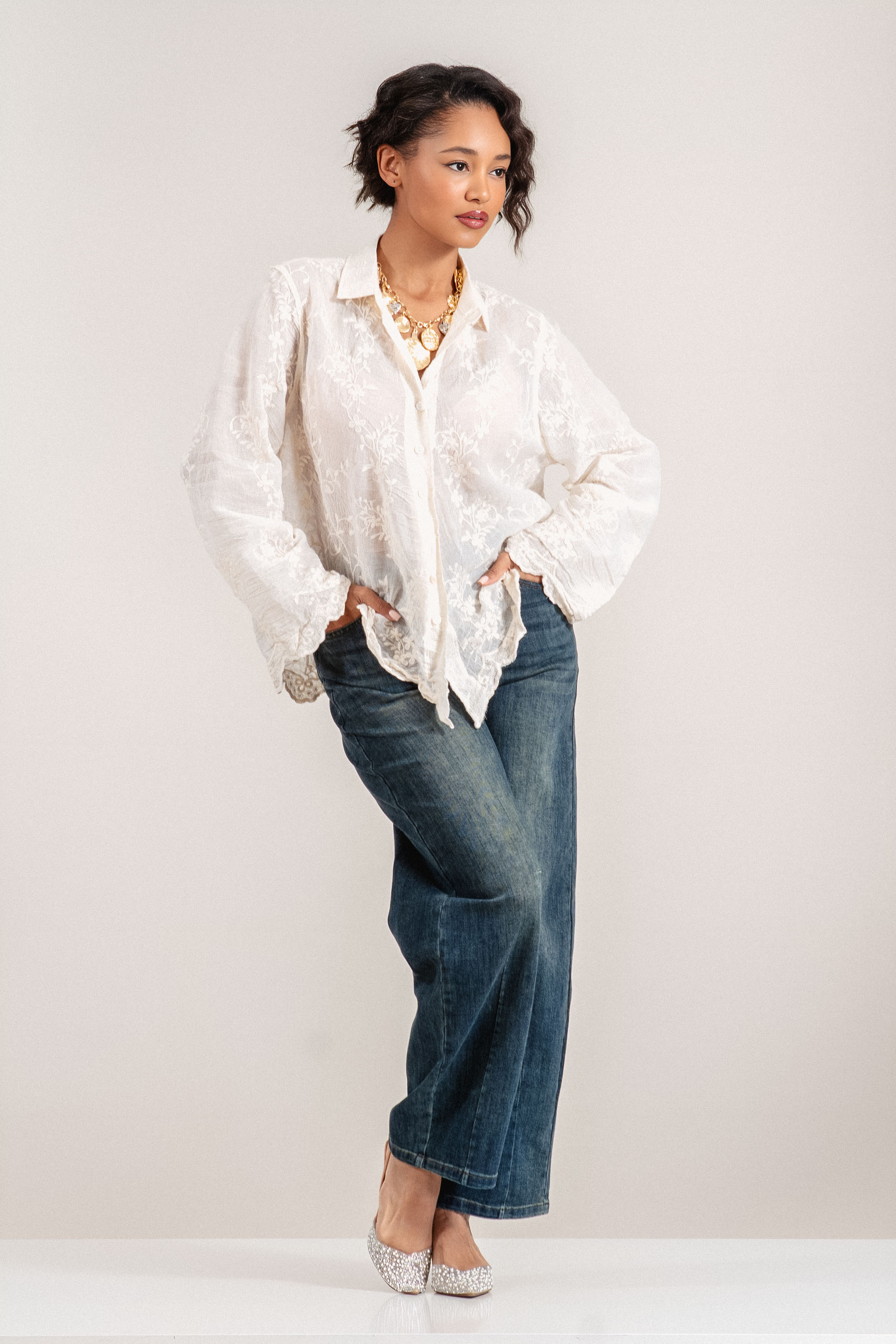 Дамска риза от памук в цвят екрю с флорална бродерия