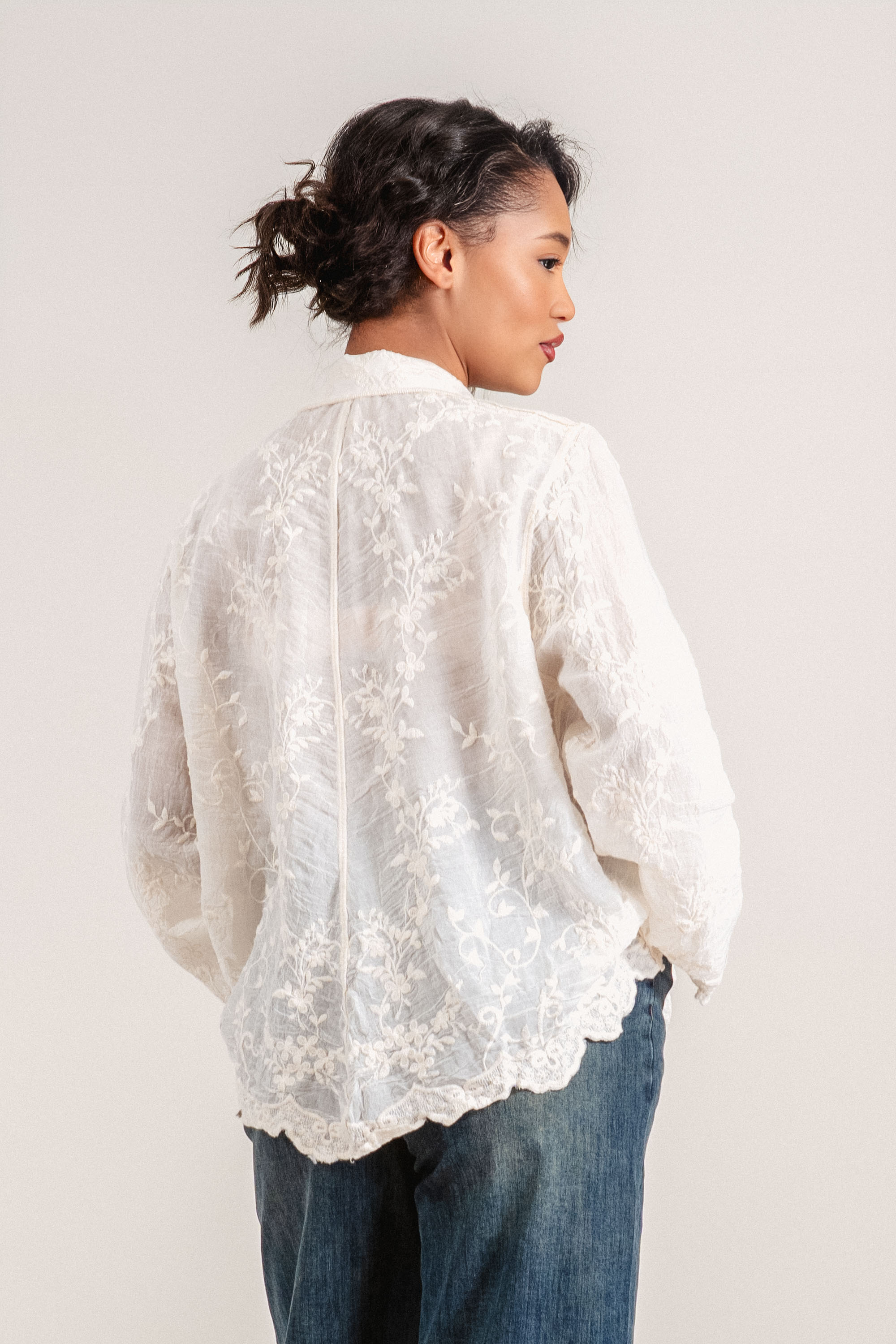 Дамска риза от памук в цвят екрю с флорална бродерия