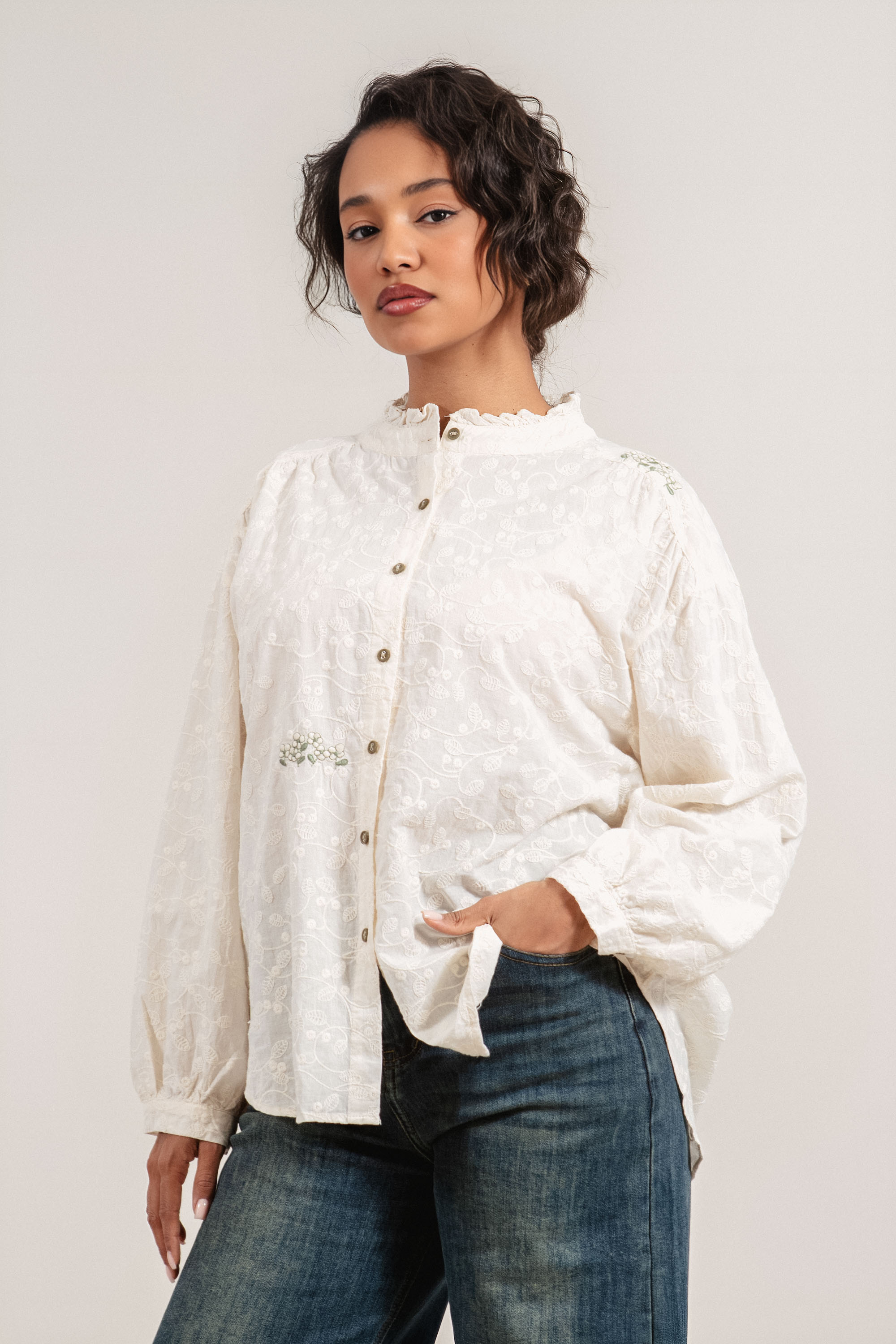 Дамска риза от памук в цвят екрю с нежна бродерия и зелена флорална декорация