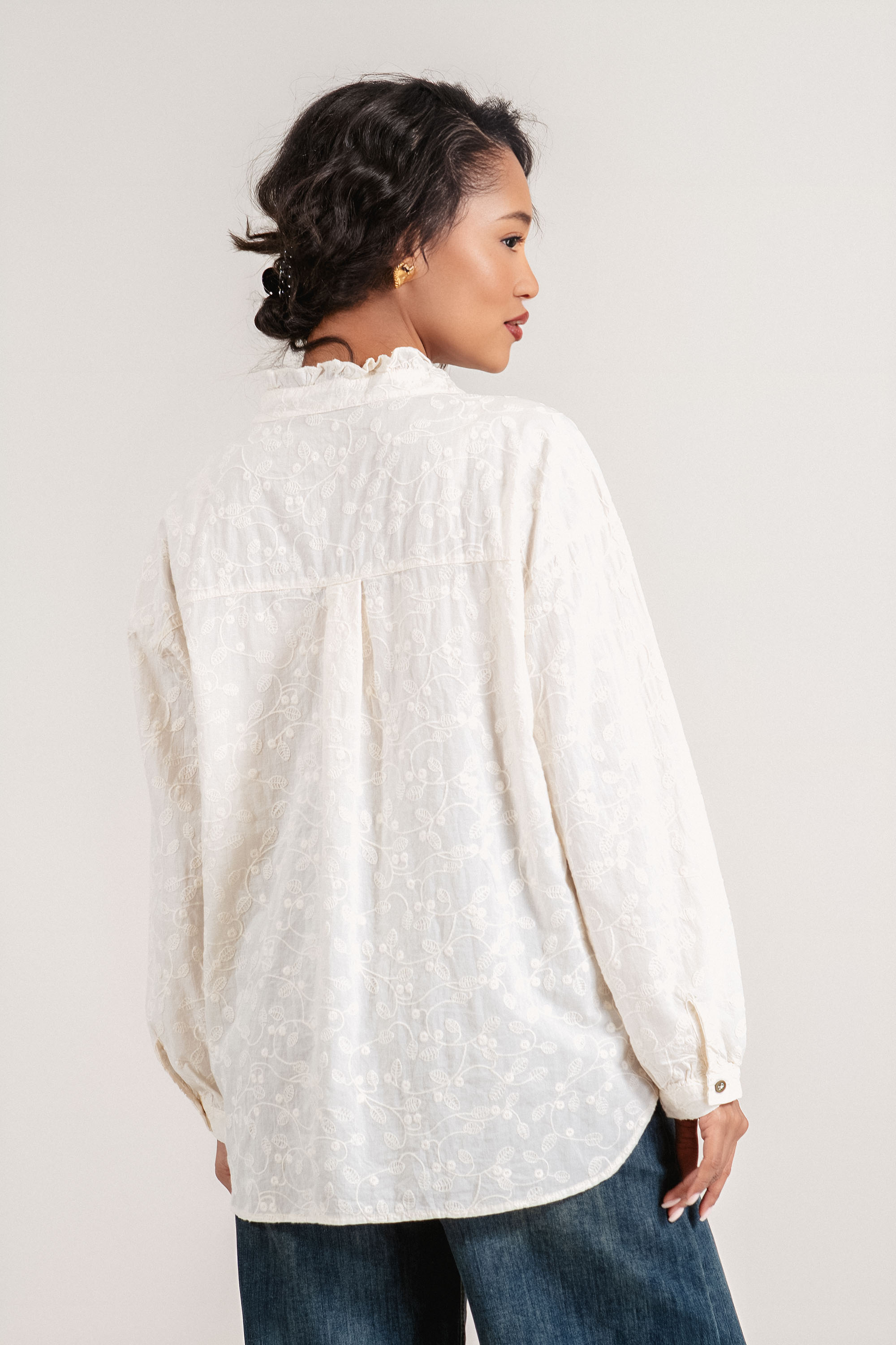 Дамска риза от памук в цвят екрю с нежна бродерия и зелена флорална декорация