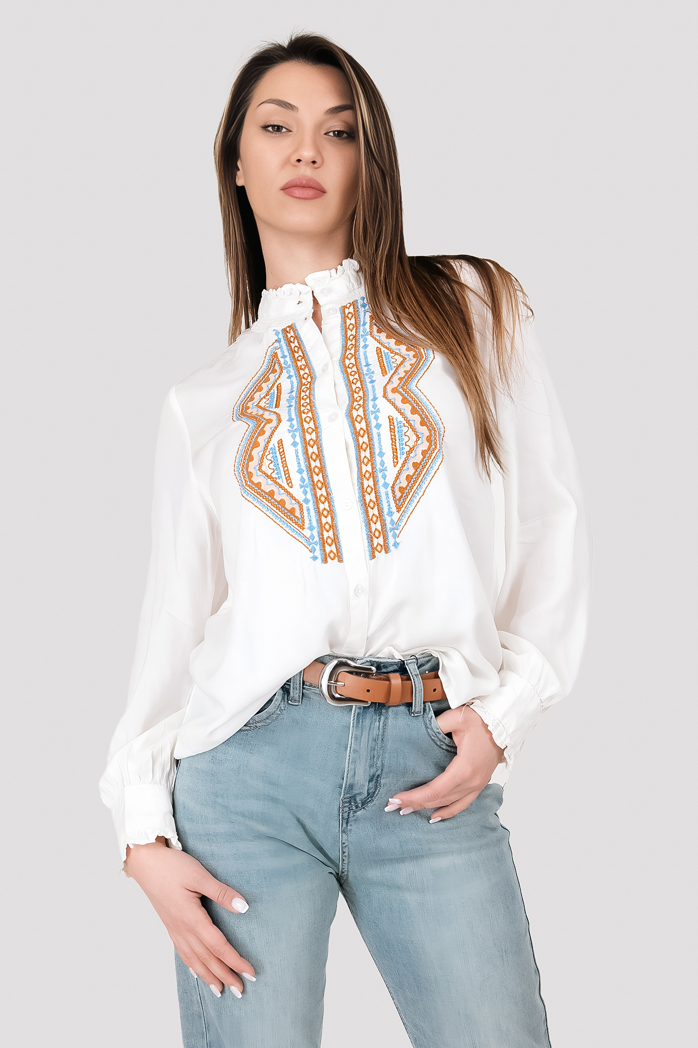 Дамска риза от памук в бяло с бродирана шевица в кафяво и синьо
