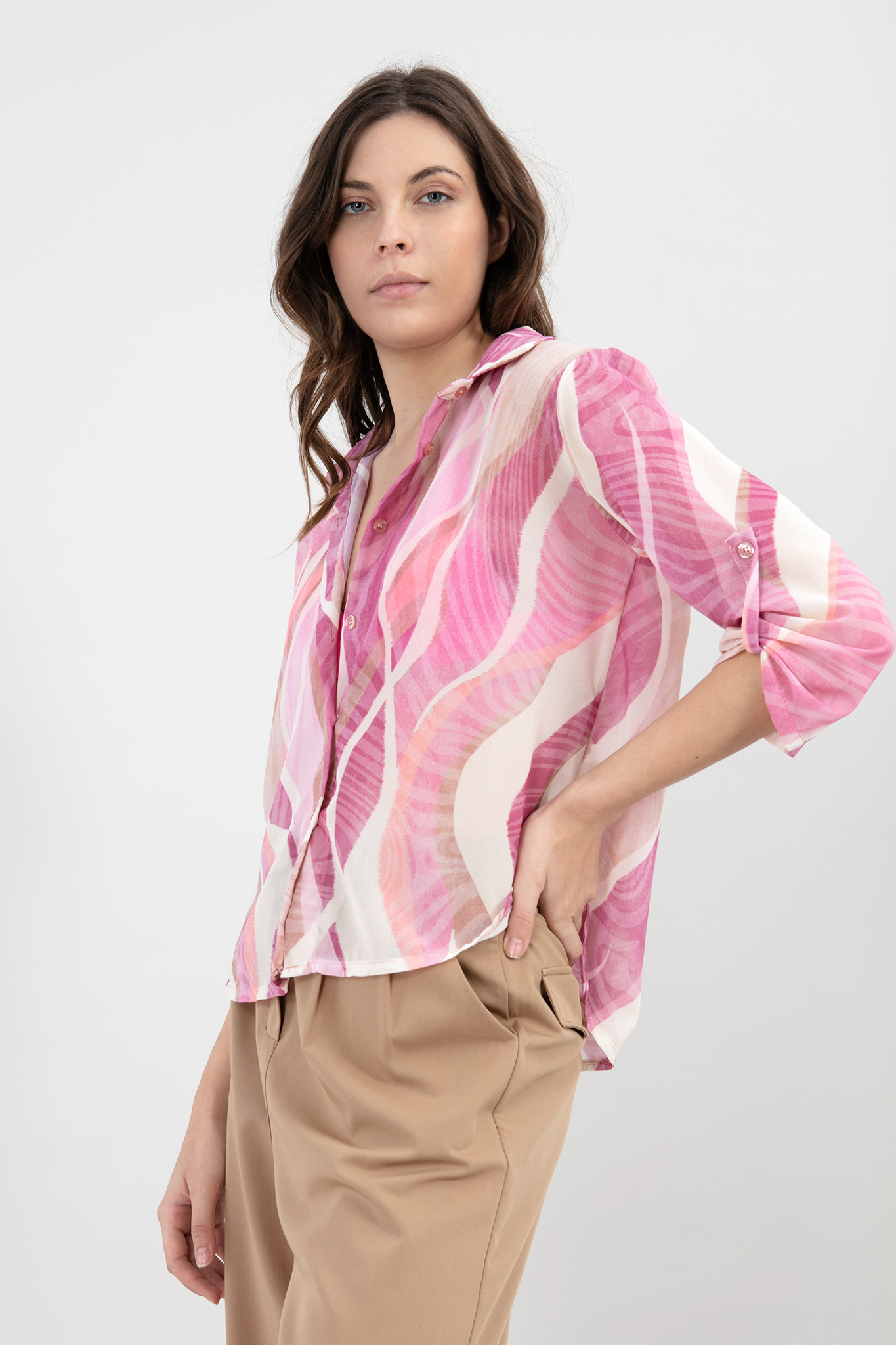Дамска шифонена риза в розово с принт в лилаво и бежово