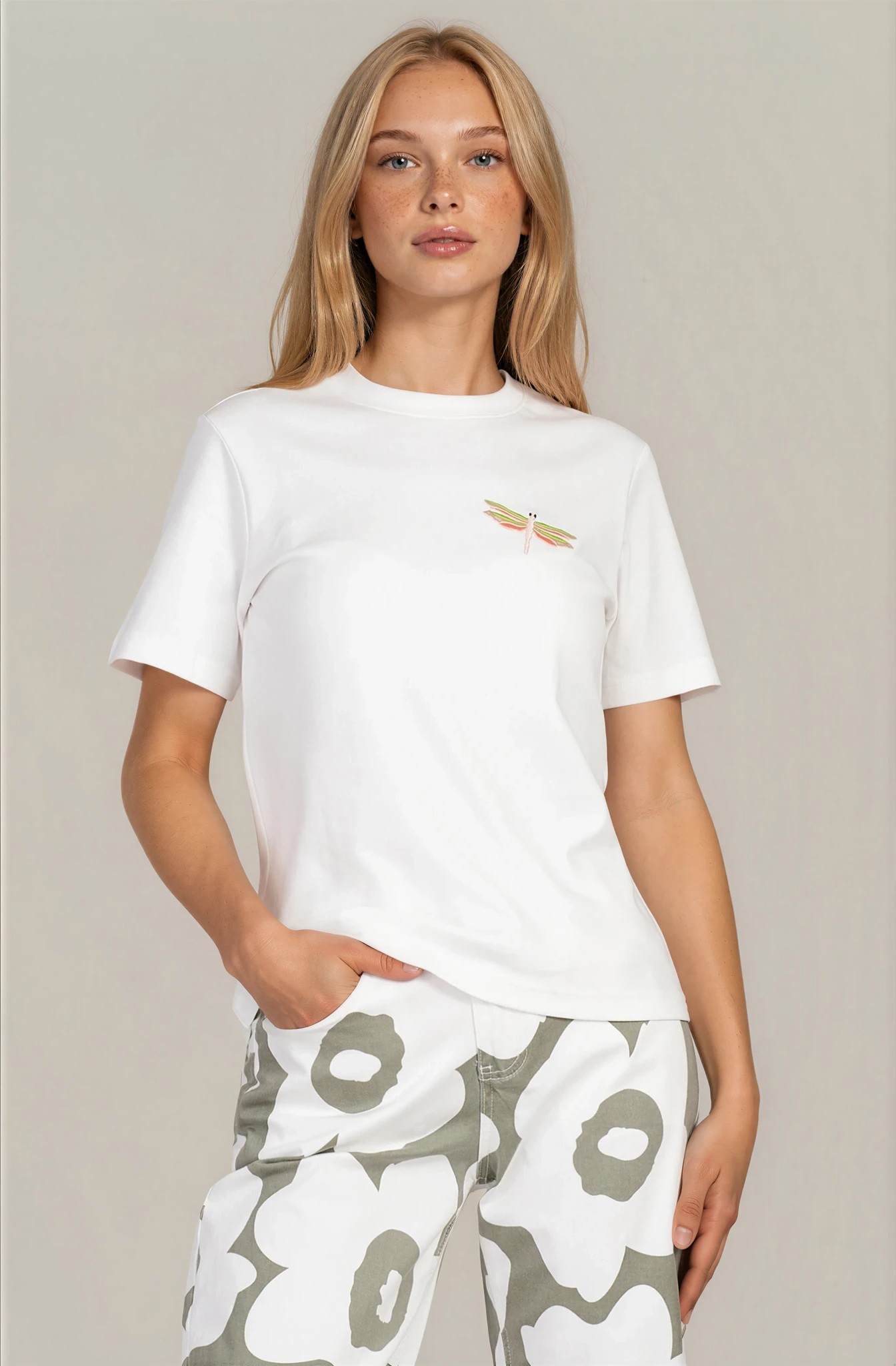 Дамска тениска ''Dragonfly'' от органичен памук в бяло с бродирани водни кончета