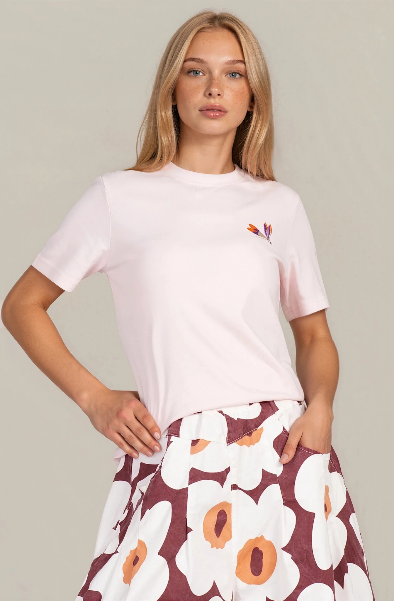 Дамска тениска ''Dragonfly'' от органичен памук в розово с бродирано водно конче