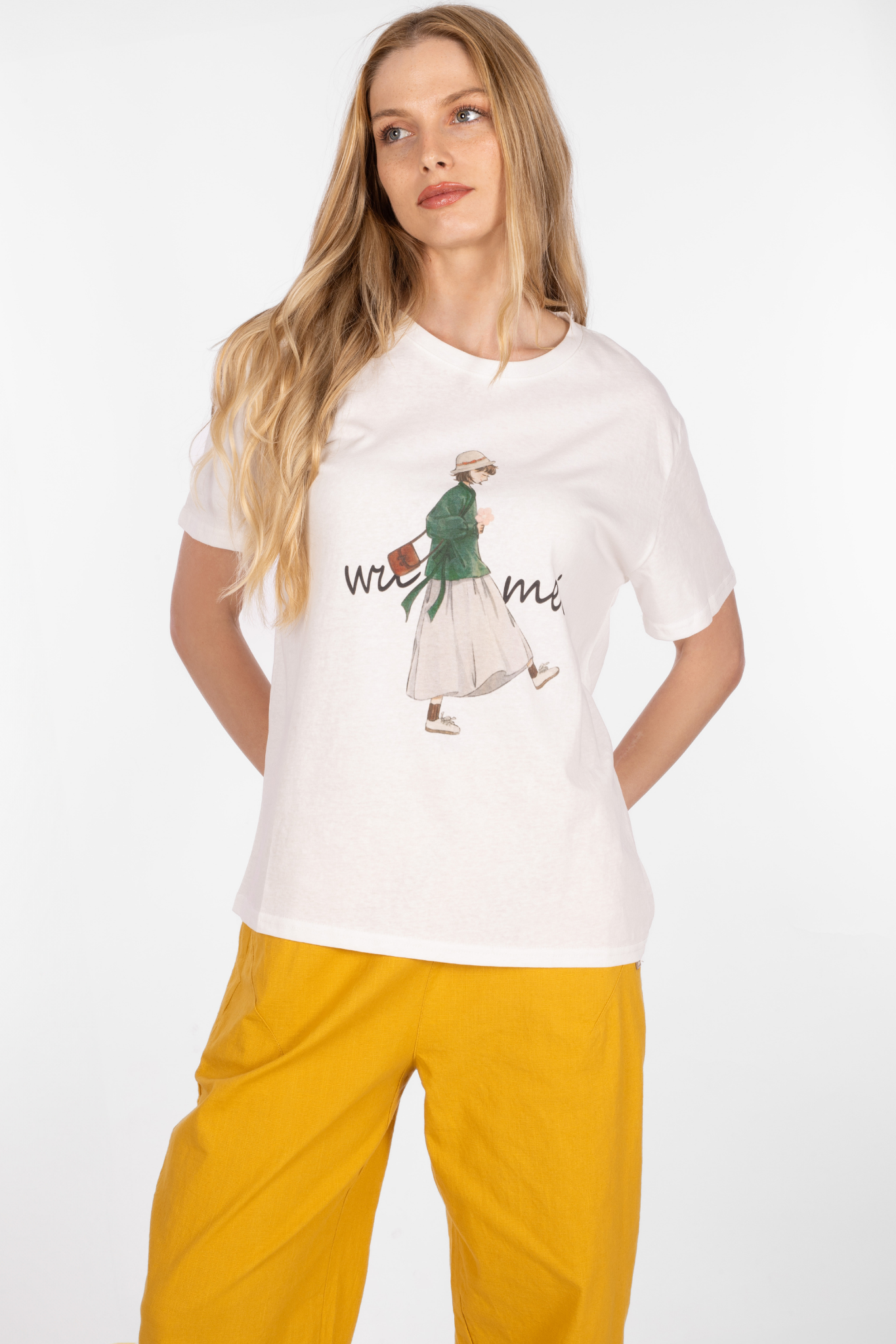 Дамска тениска от памук в бяло принт момиче с шапка и зелено яке