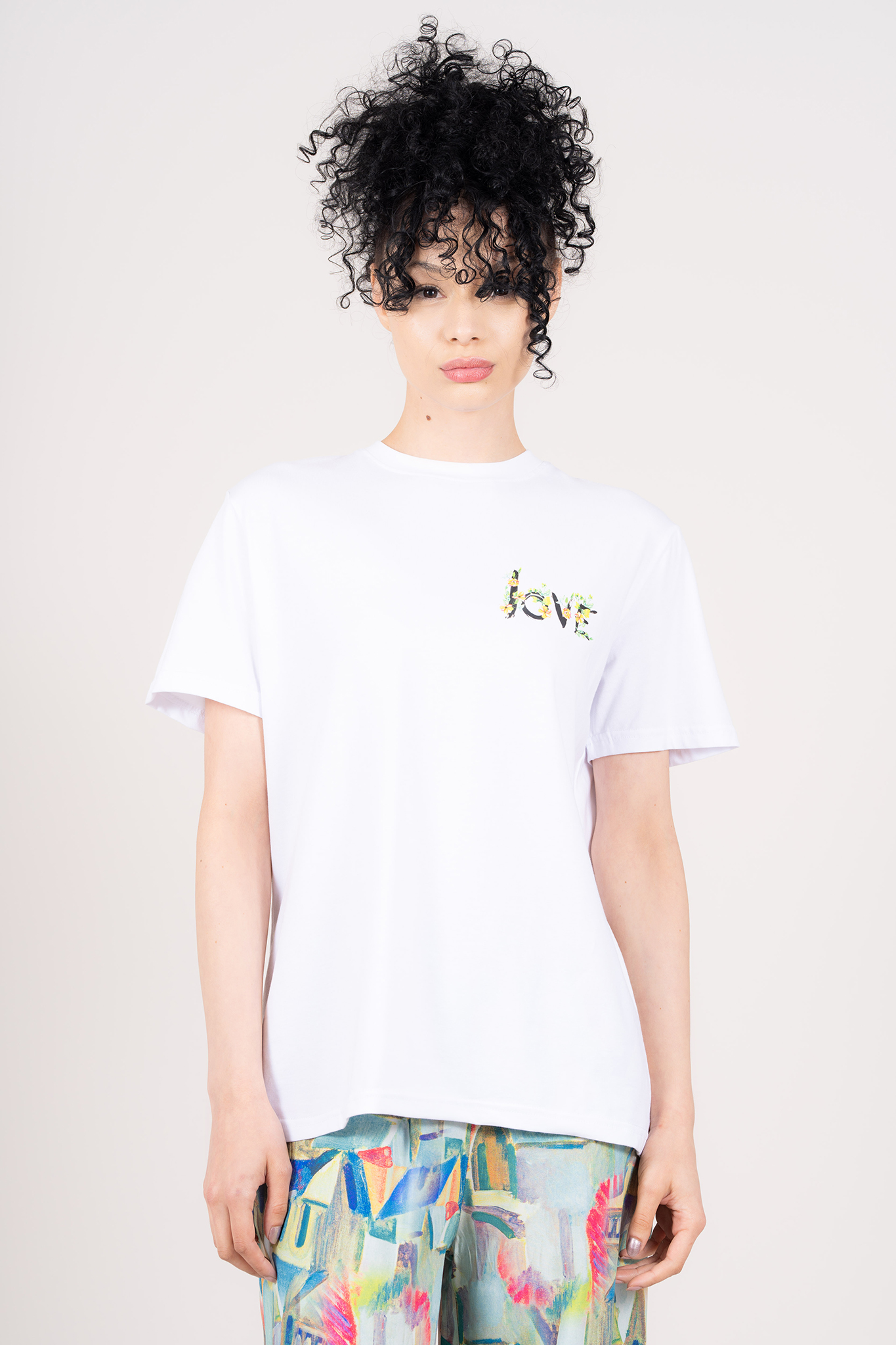 Дамска тениска от памук в бяло с малка щампа с надпис