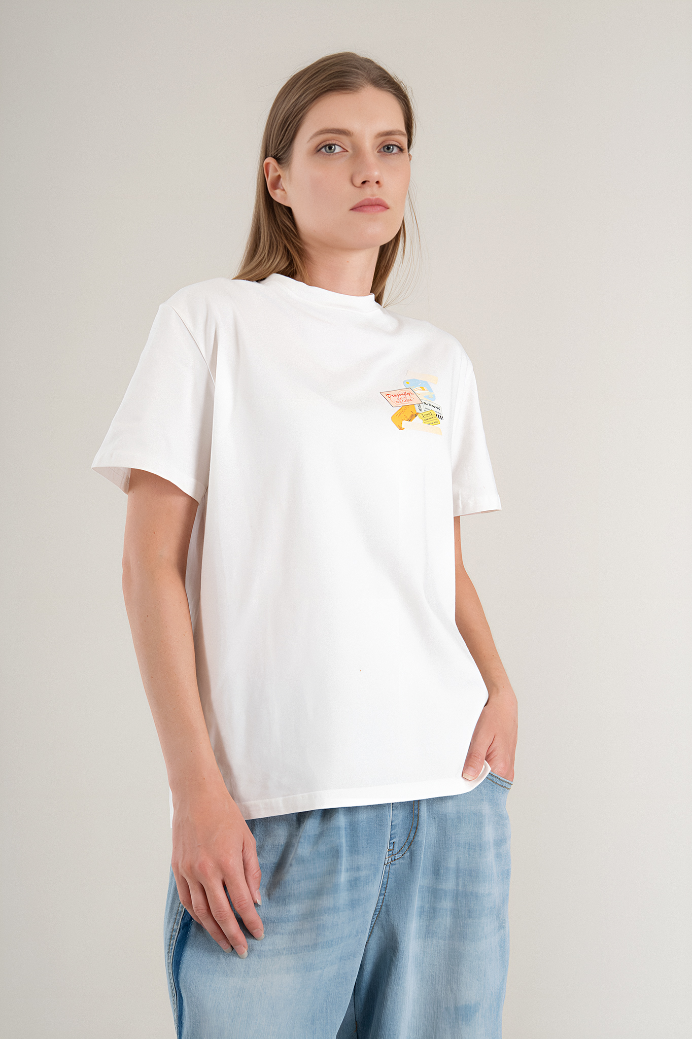 Дамска тениска от памук в бяло с малки щампи с различни надписи