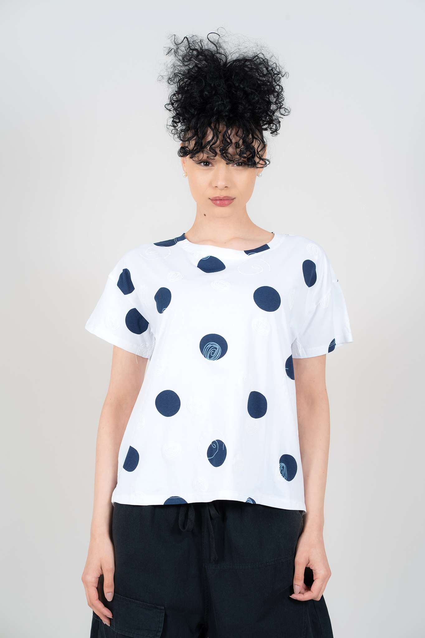 Дамска тениска от памук в бяло с принт тъмносини и бели кръгове