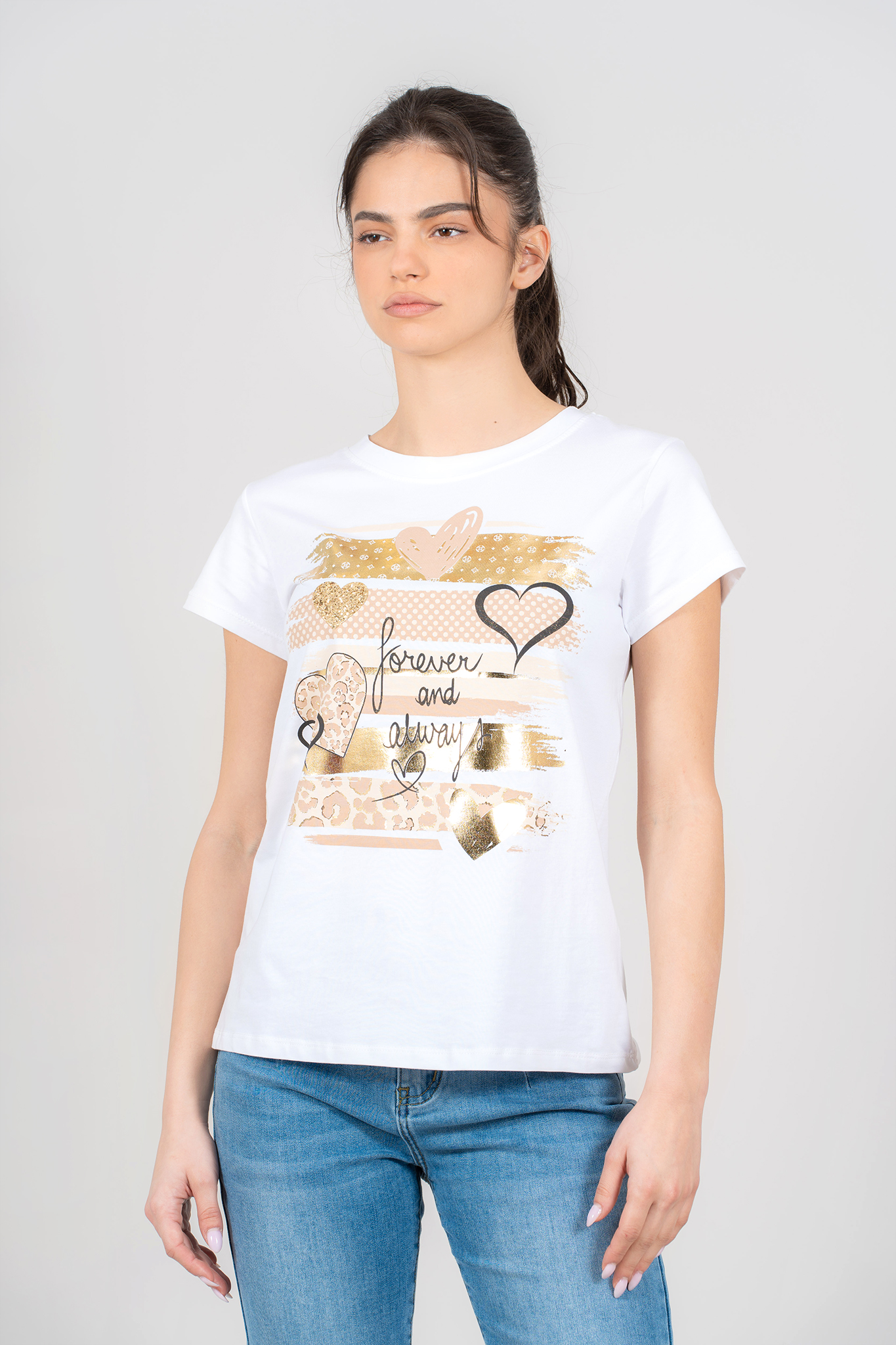 Дамска тениска от памук в бяло със златна щампа, сърца и надпис