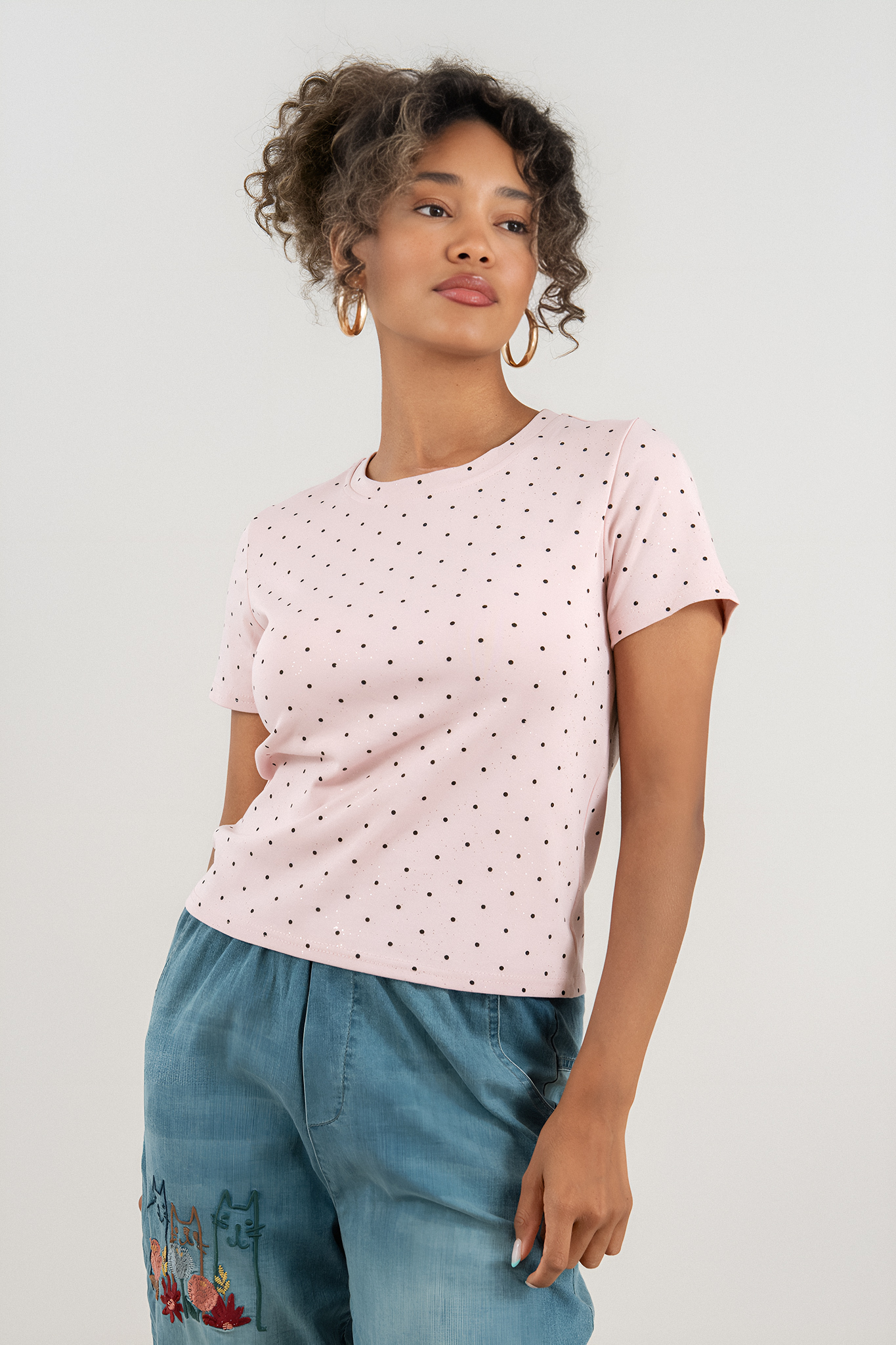 Дамска тениска от памук в розово с принт черни точки и брокат