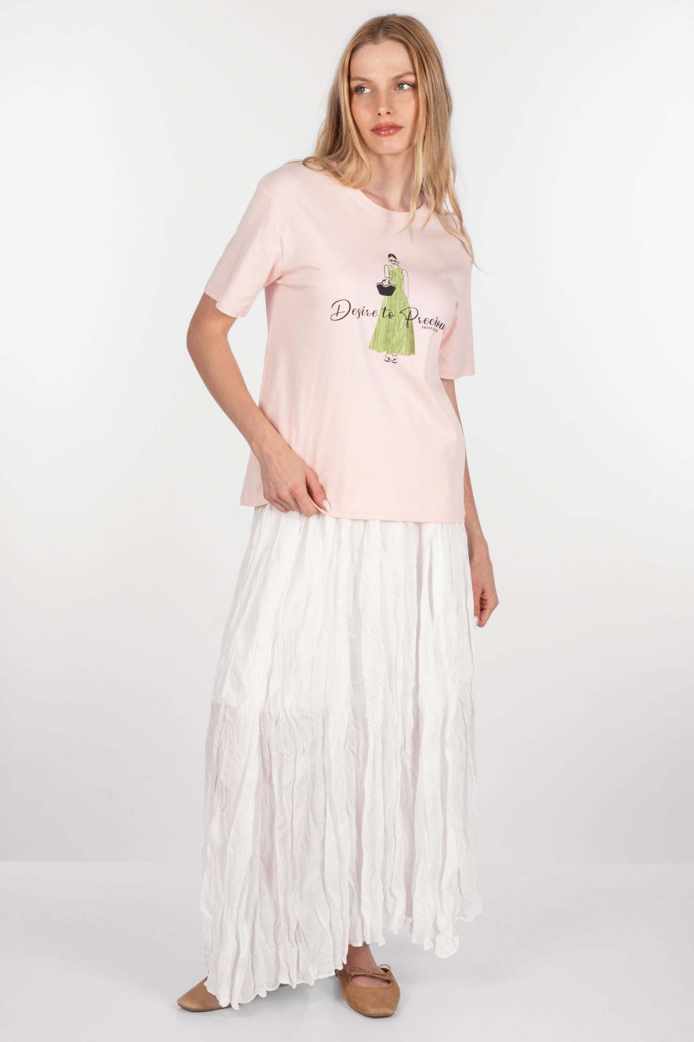 Дамска тениска от памук в светлорозово с апликация момиче със зелена рокля