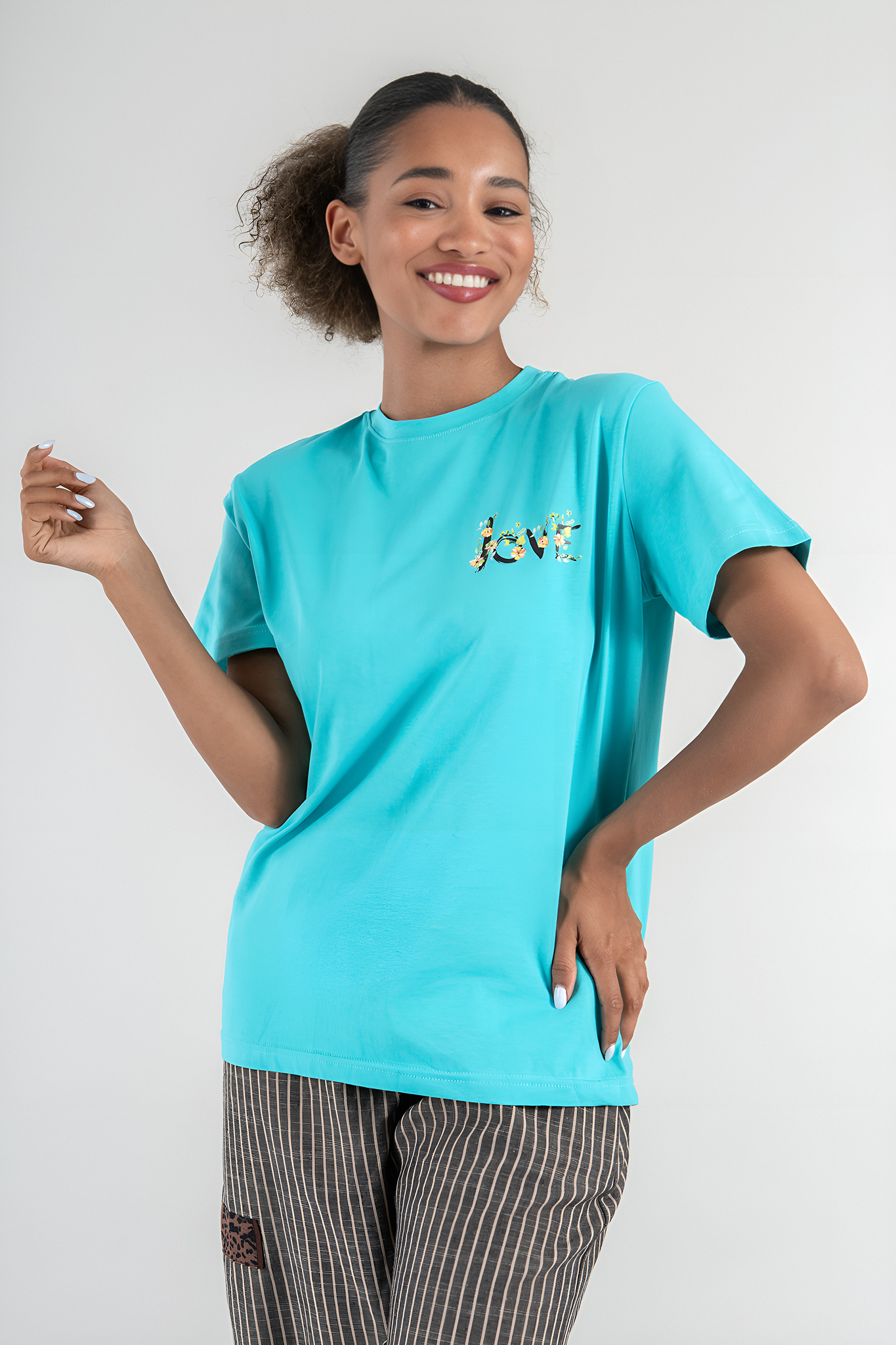 Дамска тениска от памук в тюркоазено синьо с малка щампа с надпис